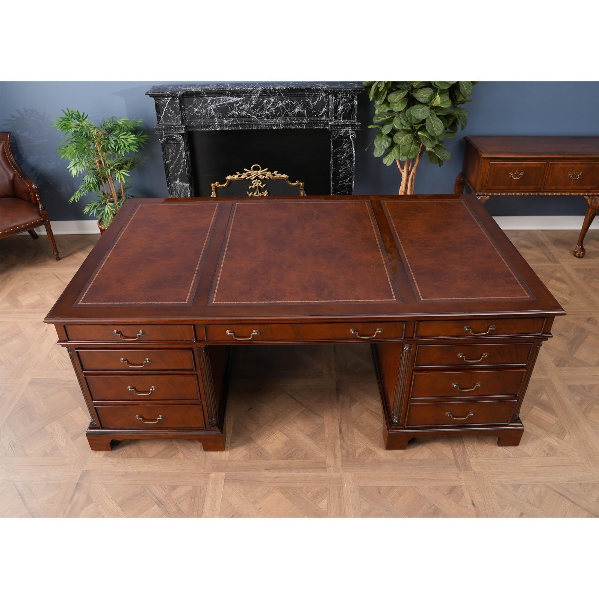 Il s'agit du bureau Huge Partners de la collection Niagara Furniture. Ce bureau gigantesque est assorti à un certain nombre d'autres pièces que nous produisons. Le fantastique cadre supérieur en acajou massif est incrusté de trois panneaux en cuir