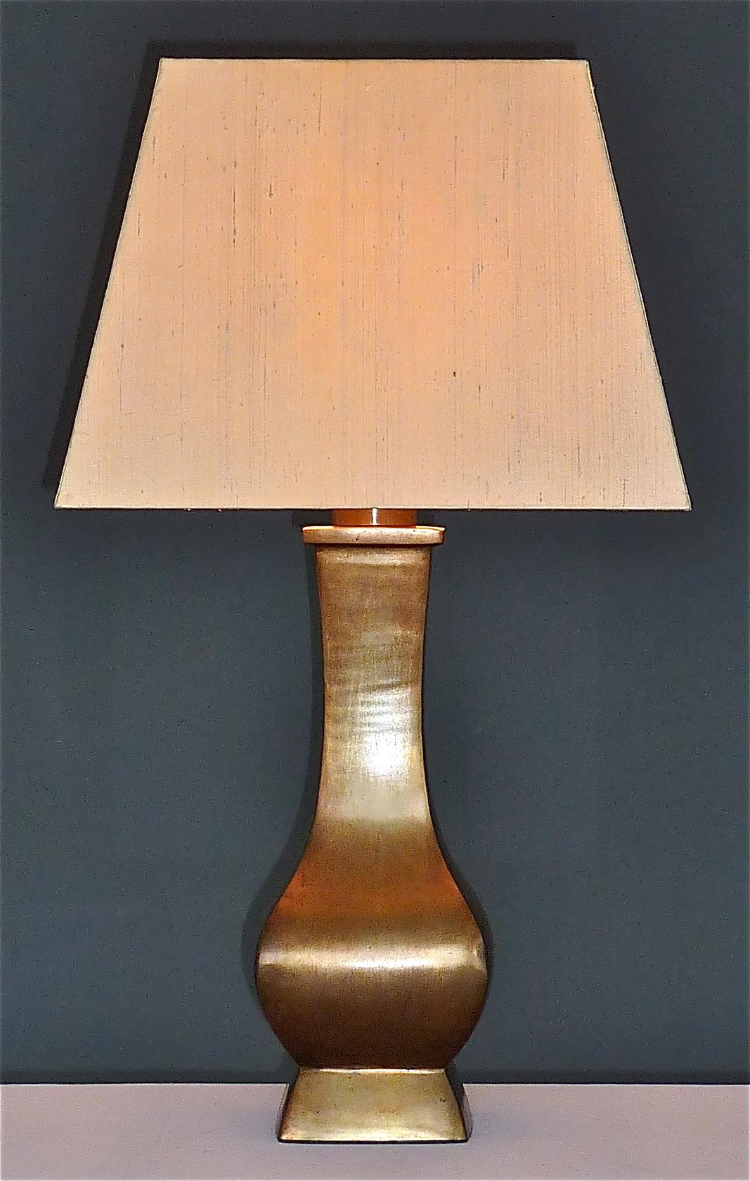 Exceptionnelle lampe de table en bronze lourd patiné, attribuée à la Maison Jansen, France, vers 1960-1970, dans le style de Maria Pergay et Gabriella Crespi. Le socle carré légèrement arrondi mesure 15 x 15 cm / 5.91 x 5.91 pouces, monte et