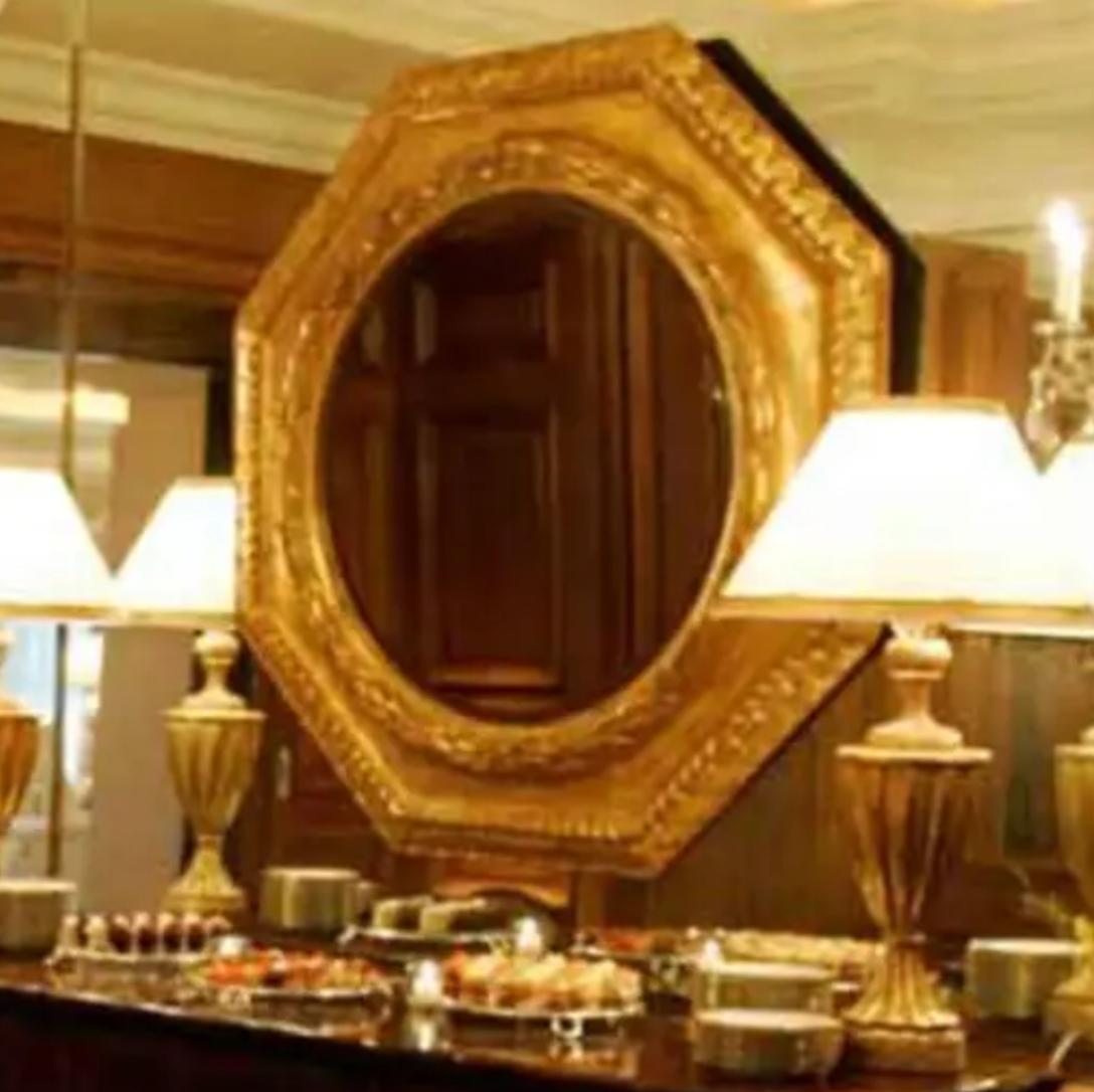 Grand miroir octogonal de style Régence Paul Ferrante en bois doré avec biseau Bon état - En vente à LOS ANGELES, CA