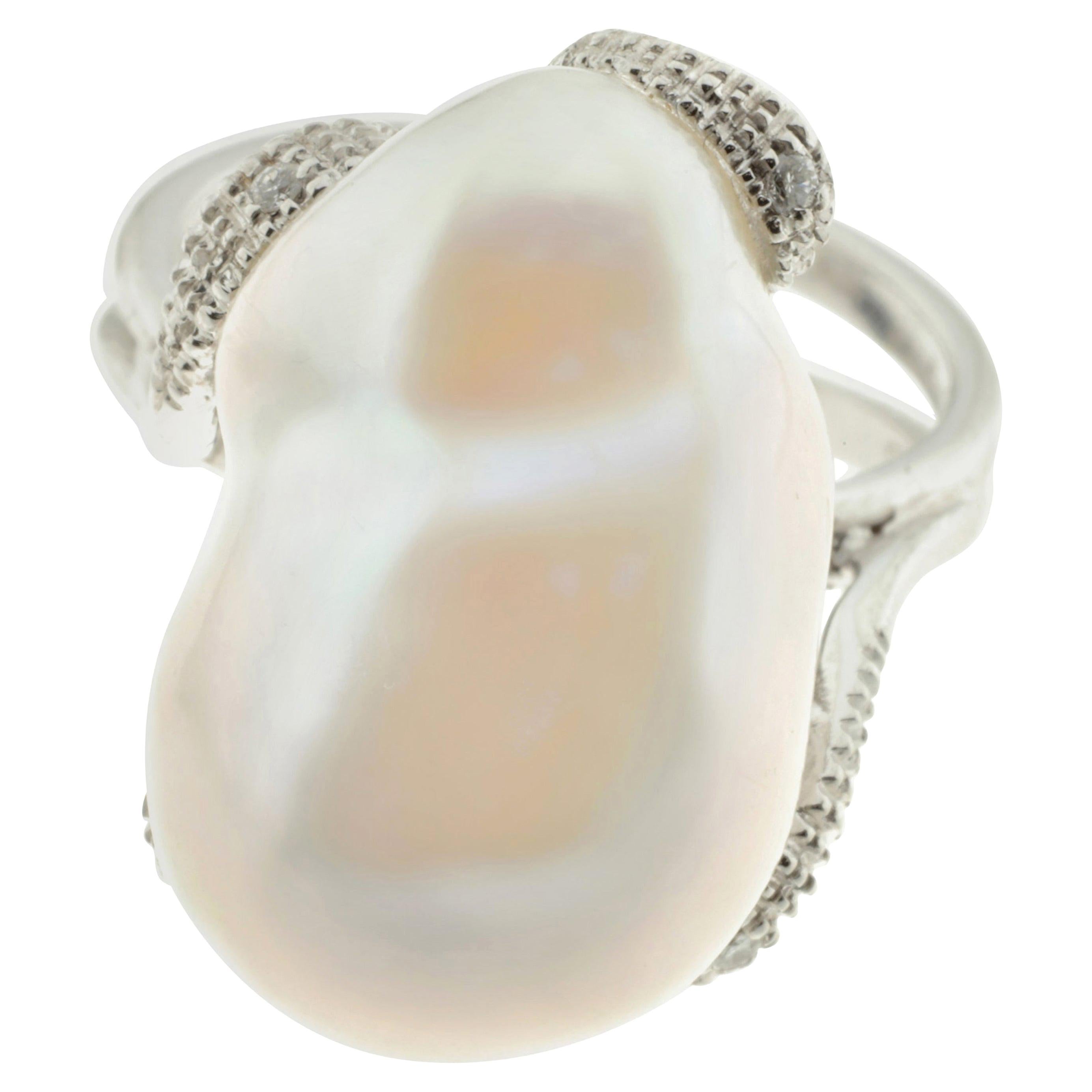 Anello da cocktail con perle e diamanti in oro bianco 18 carati del XXI secolo