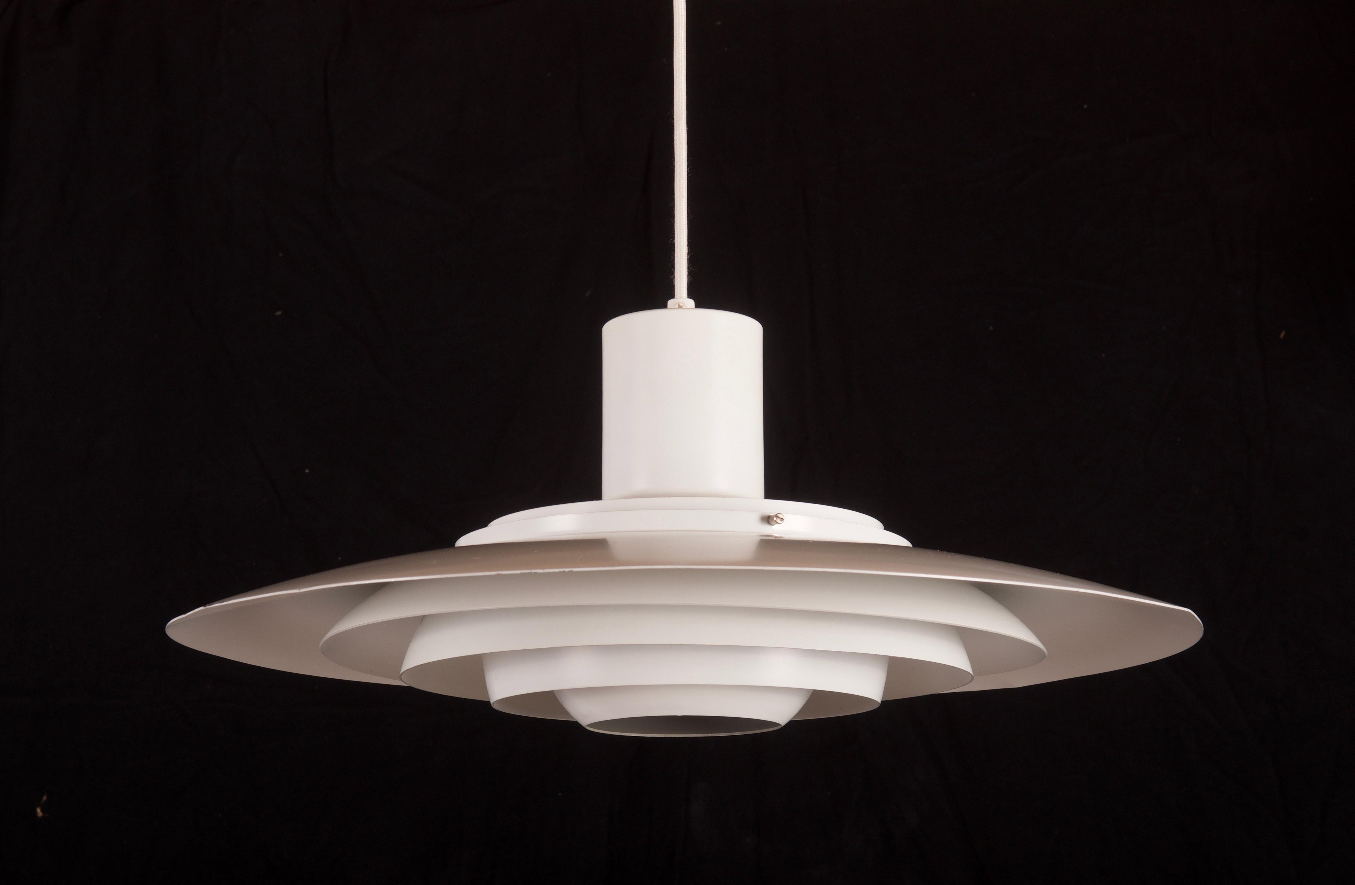 Aluminium-Pendelleuchte weiß lackiert, bestehend aus fünf Etagen, ausgestattet mit einer E27-Fassung bis zu 200Watt. Entworfen von Preben Fabricius & Jørgen Kastholm für Nordisk Solar Compagni im Jahr 1964. Höhe der Lampe auf 29cm.
  