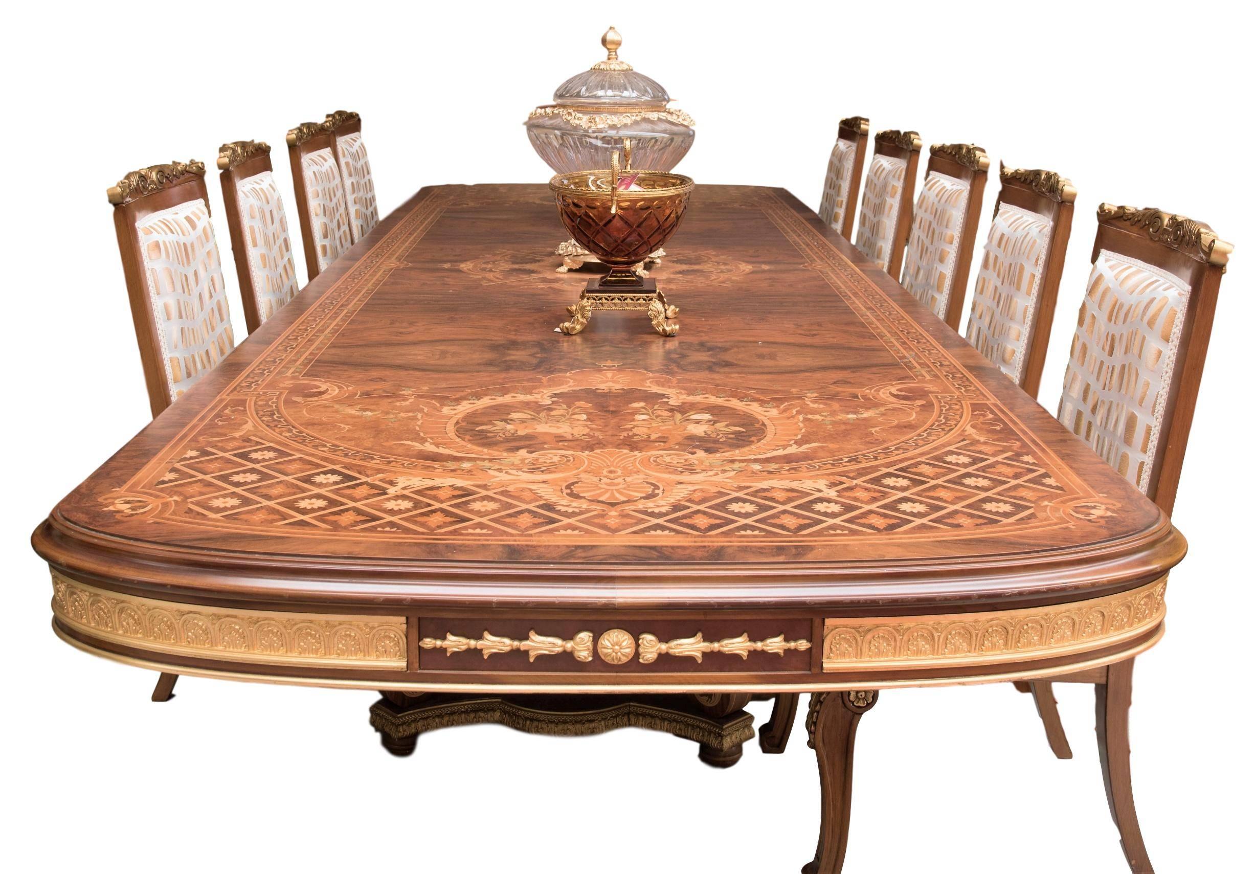 Très grande table de salle à manger en bois de bruyère, avec d'étonnantes incrustations florales sculptées à la main et des bronzes dorés à la feuille. Chaises disponibles mais non incluses. Fabriqué par Mice di Domenico Rugiano