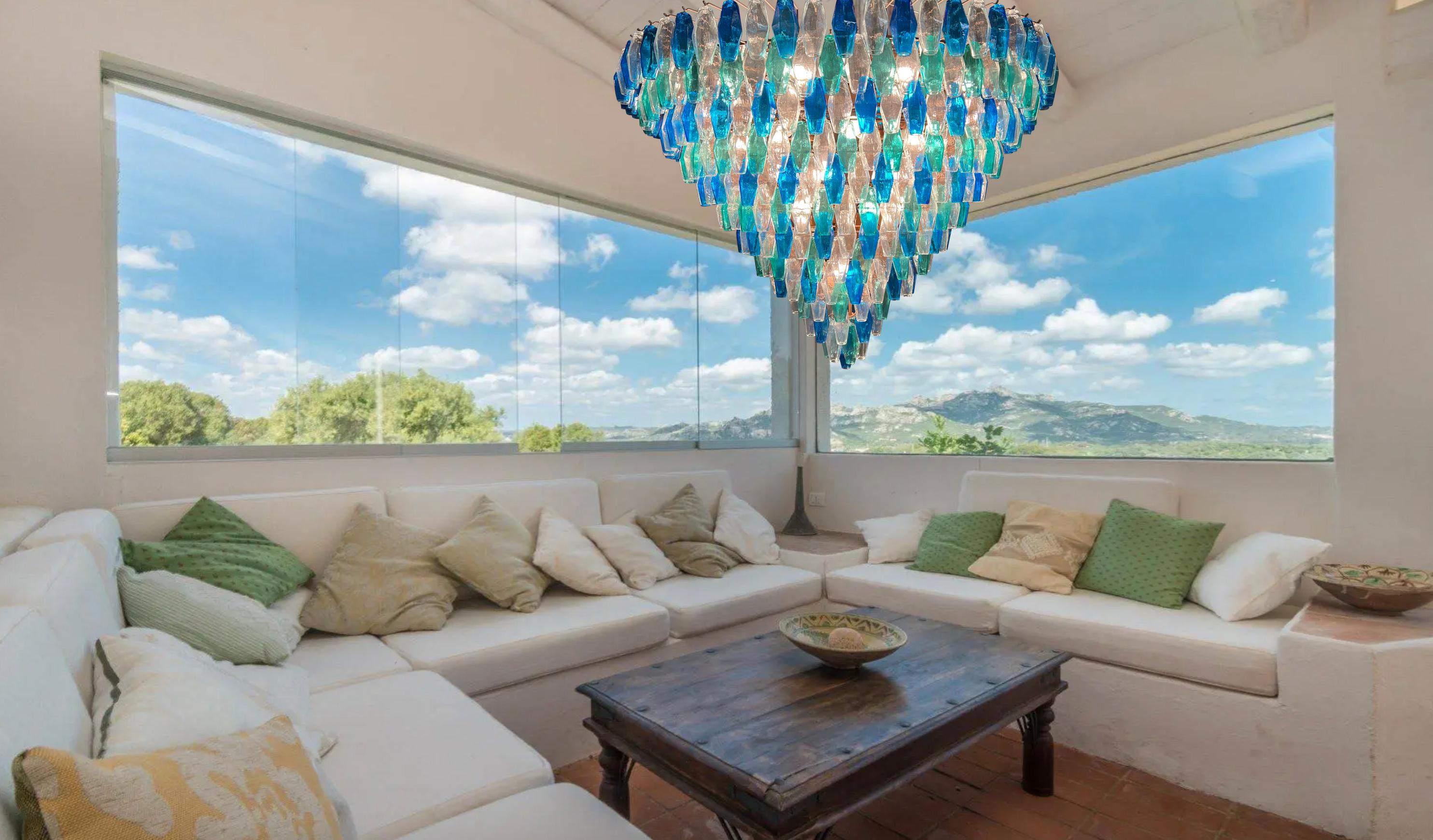 Giant chandelier composed of 460 amber-colored polyhedra. Ideal for the grand lobby of a hotel or a villa that wants to welcome visitors with a breathtaking wonder.
