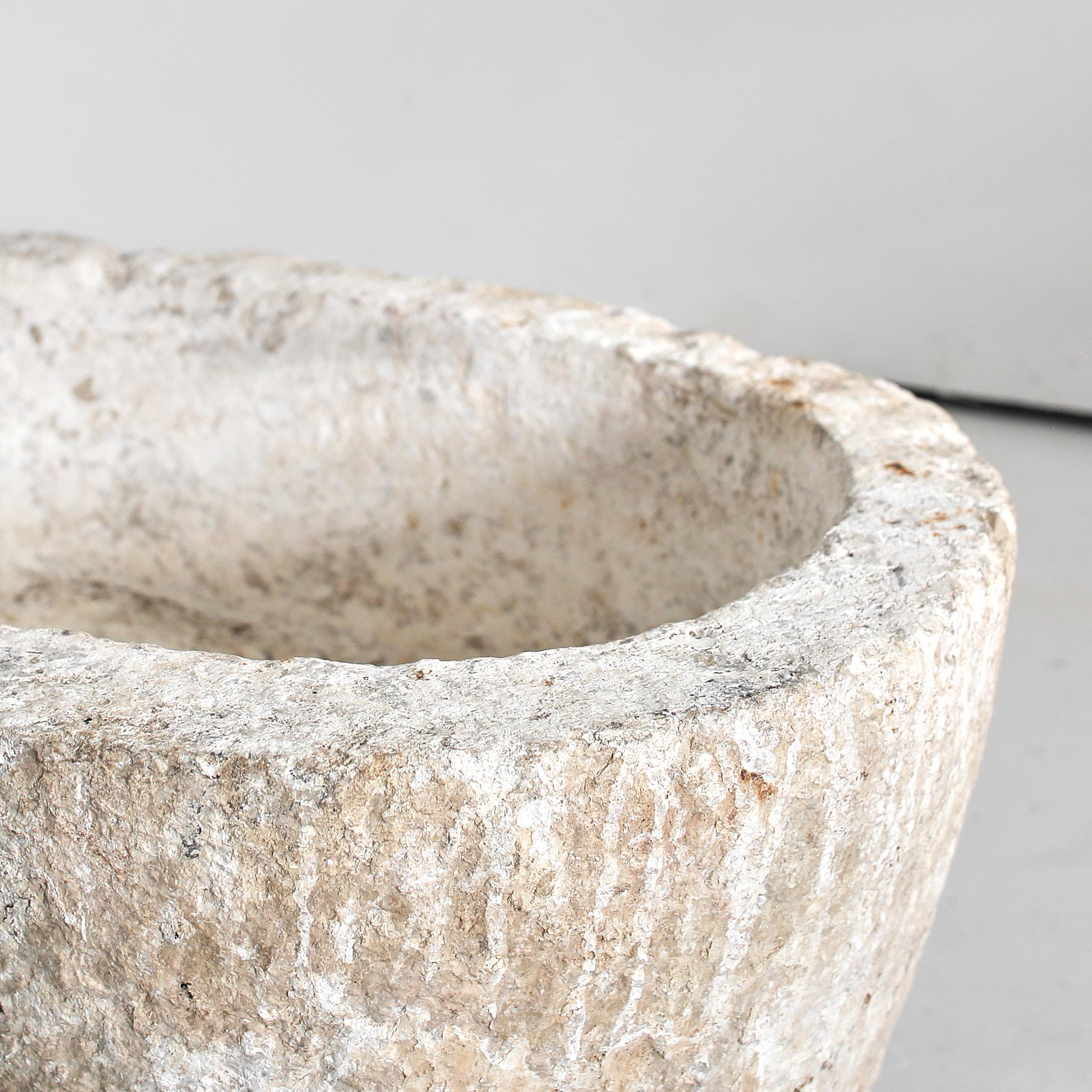 Portoghese Enorme vaso di pietra portoghese primitivo Wabi Sabi del tardo 18° C. in vendita