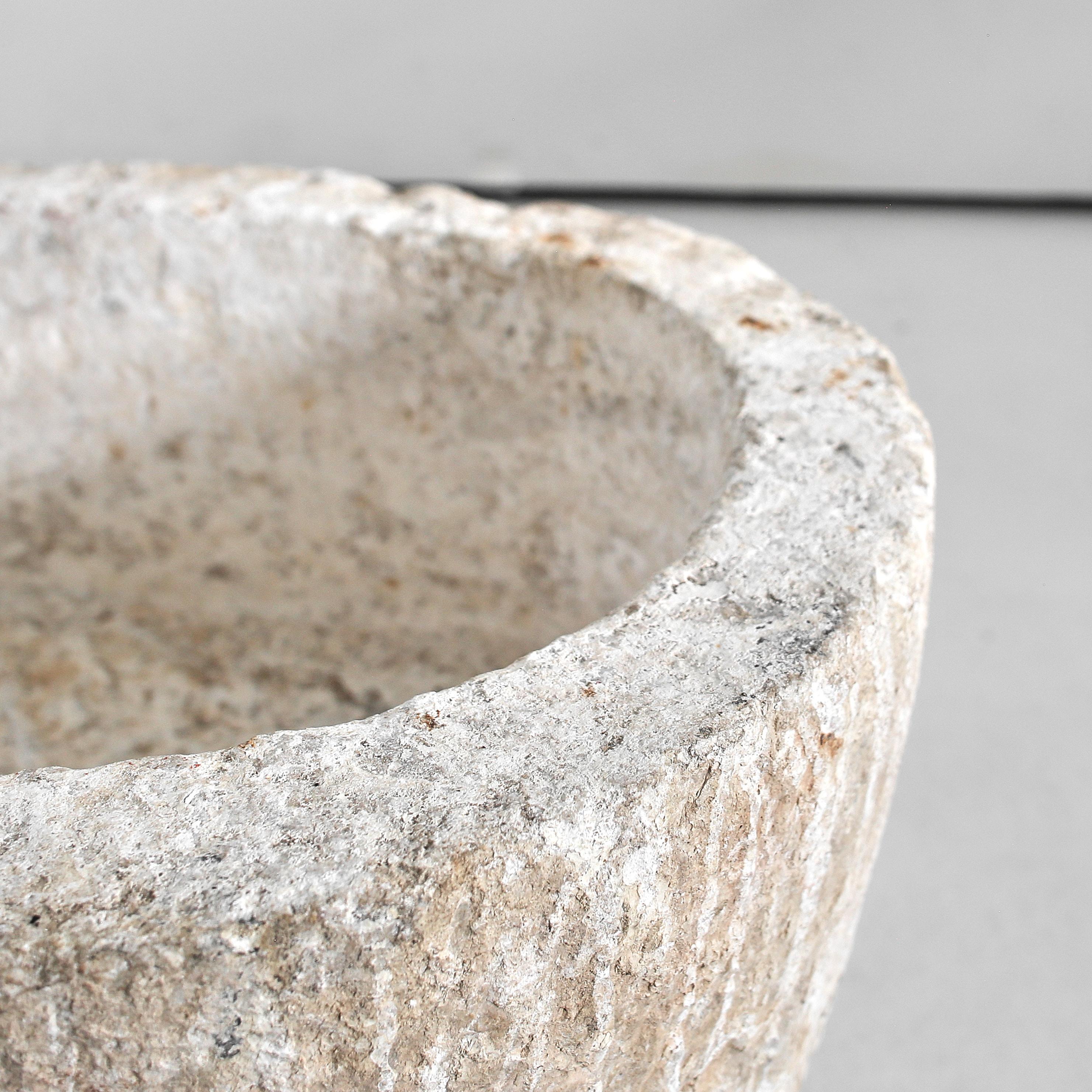 Enorme vaso di pietra portoghese primitivo Wabi Sabi del tardo 18° C. in vendita 1