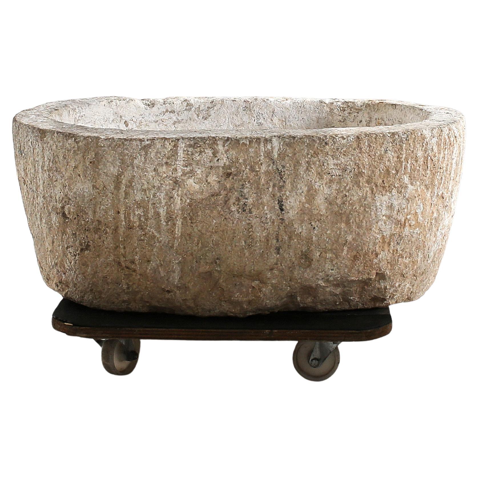 Énorme vase en pierre portugais primitif Wabi Sabi de la fin du 18e C.