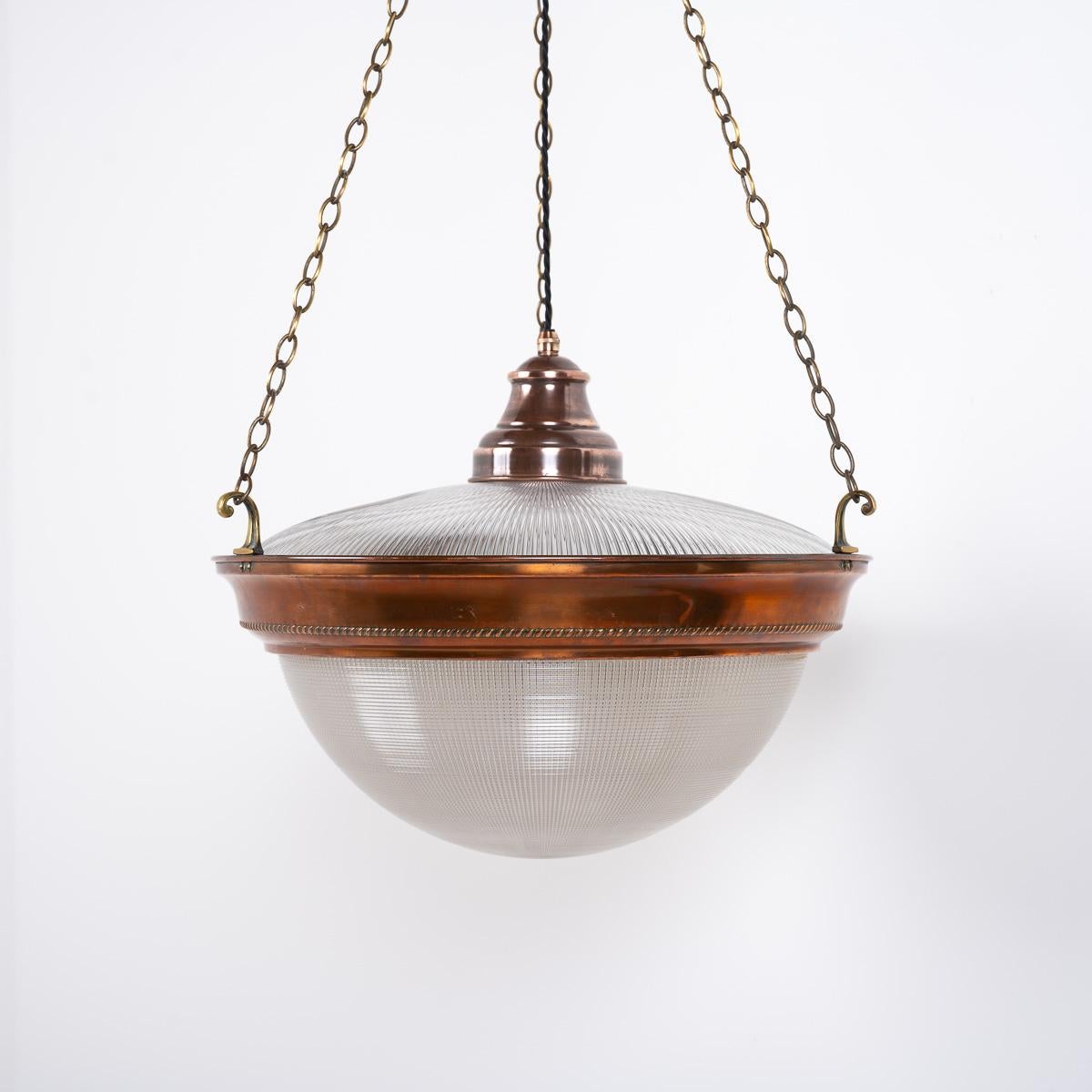 Rare luminaire à pendentif en Holophane surdimensionné d'époque

Une belle et grande lampe suspendue 'Blondel Stiletto Bowl' fabriquée en Angleterre vers 1930 par Holophane.

Superbe luminaire en deux parties composé d'une partie supérieure en forme