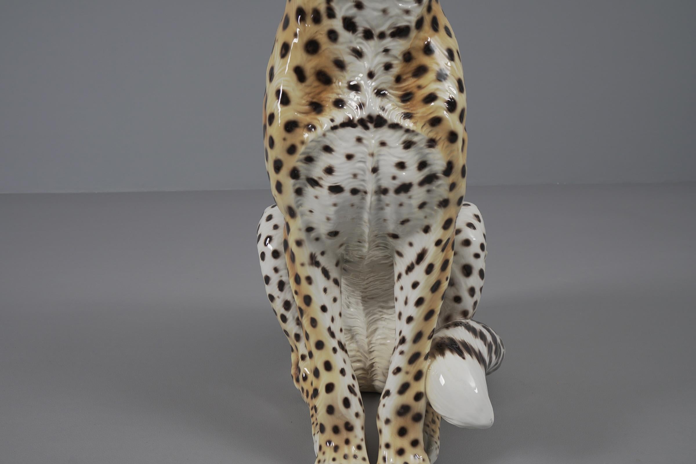 Milieu du XXe siècle Énorme léopard réaliste en céramique d'Italie, années 1960