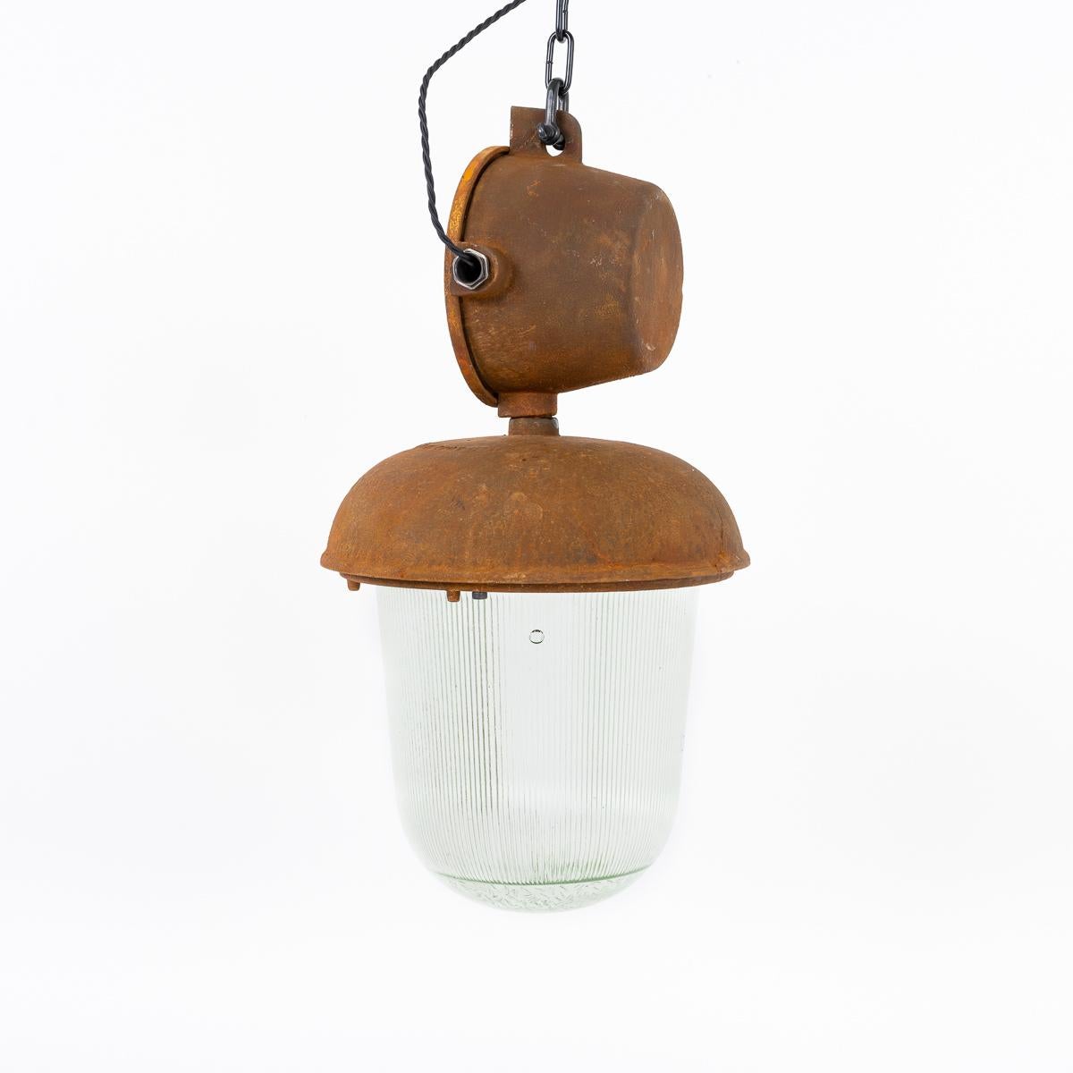 Milieu du XXe siècle Grandes lampes à suspension industrielles tchèques récupérées et rouillées en vente