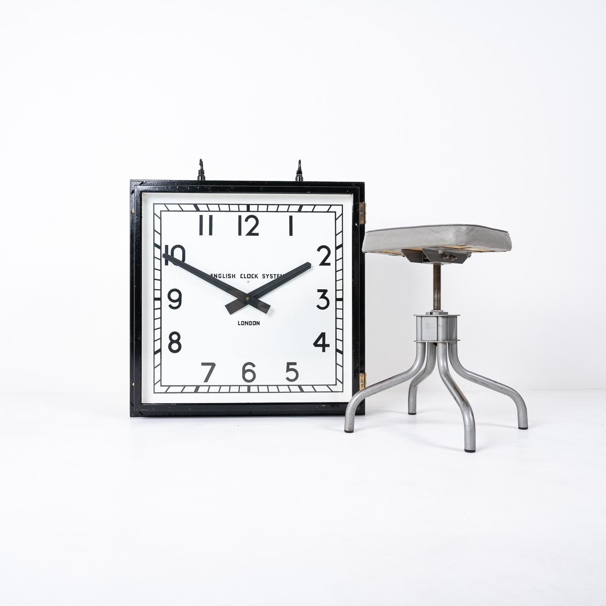 Große doppelseitige quadratische Fabrikuhr aus Altholz von English Clock Systems Ltd im Angebot 6