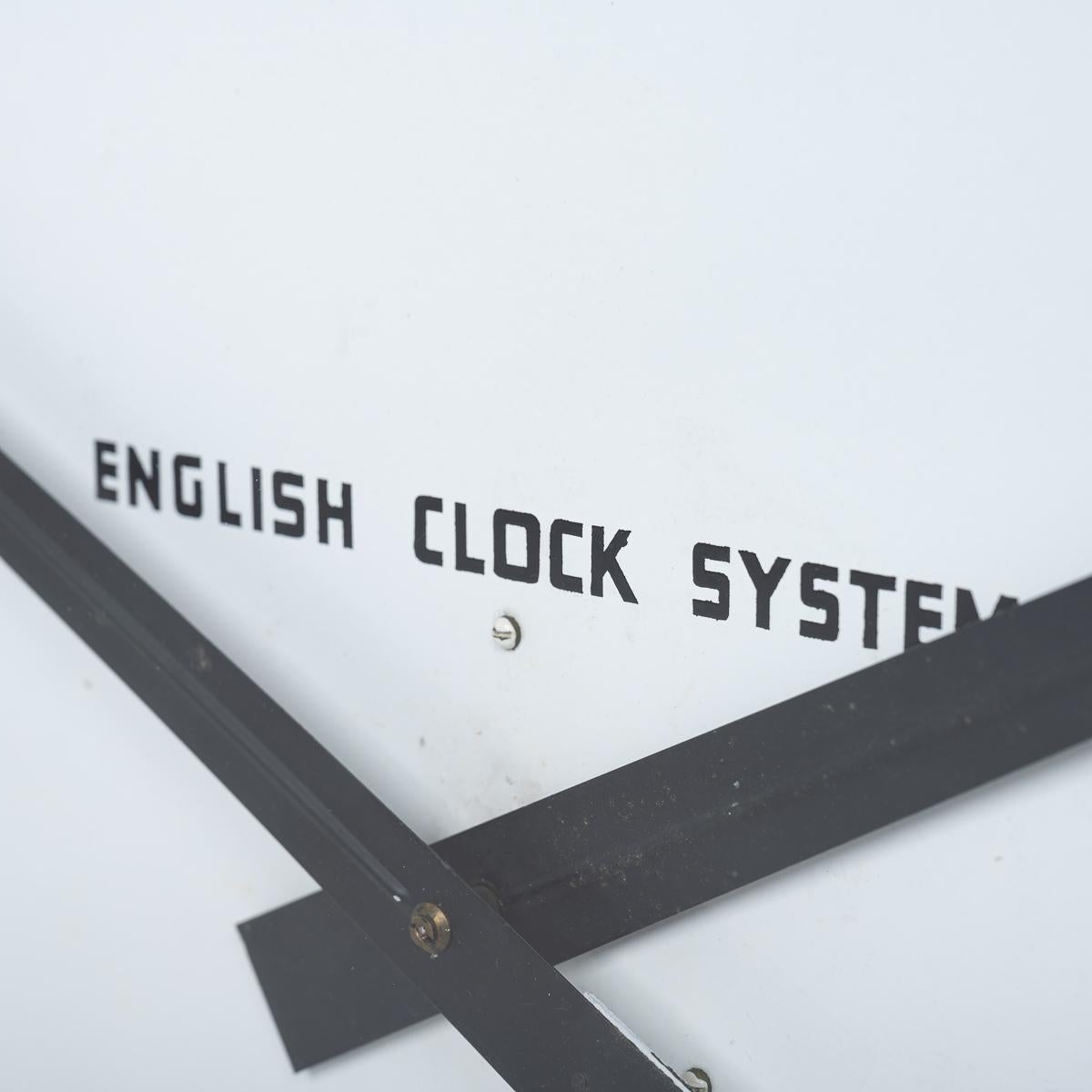 Große doppelseitige quadratische Fabrikuhr aus Altholz von English Clock Systems Ltd im Zustand „Gut“ im Angebot in Nottingham, GB
