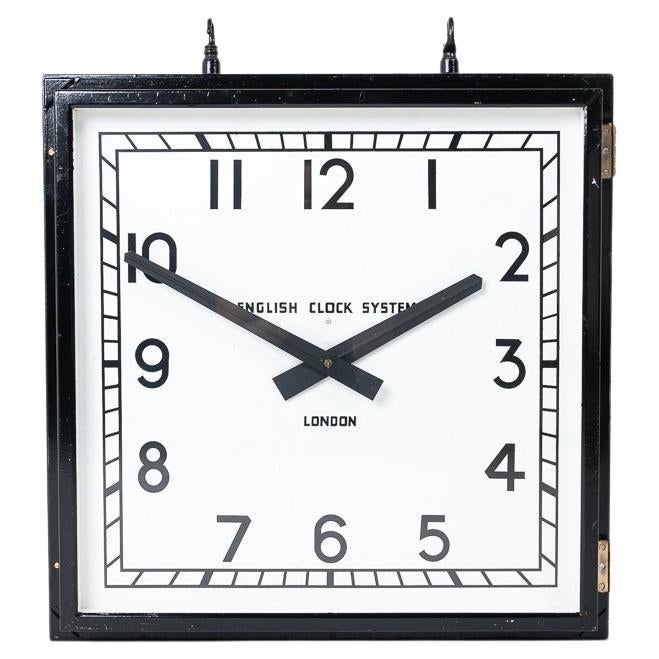 Große doppelseitige quadratische Fabrikuhr aus Altholz von English Clock Systems Ltd im Angebot