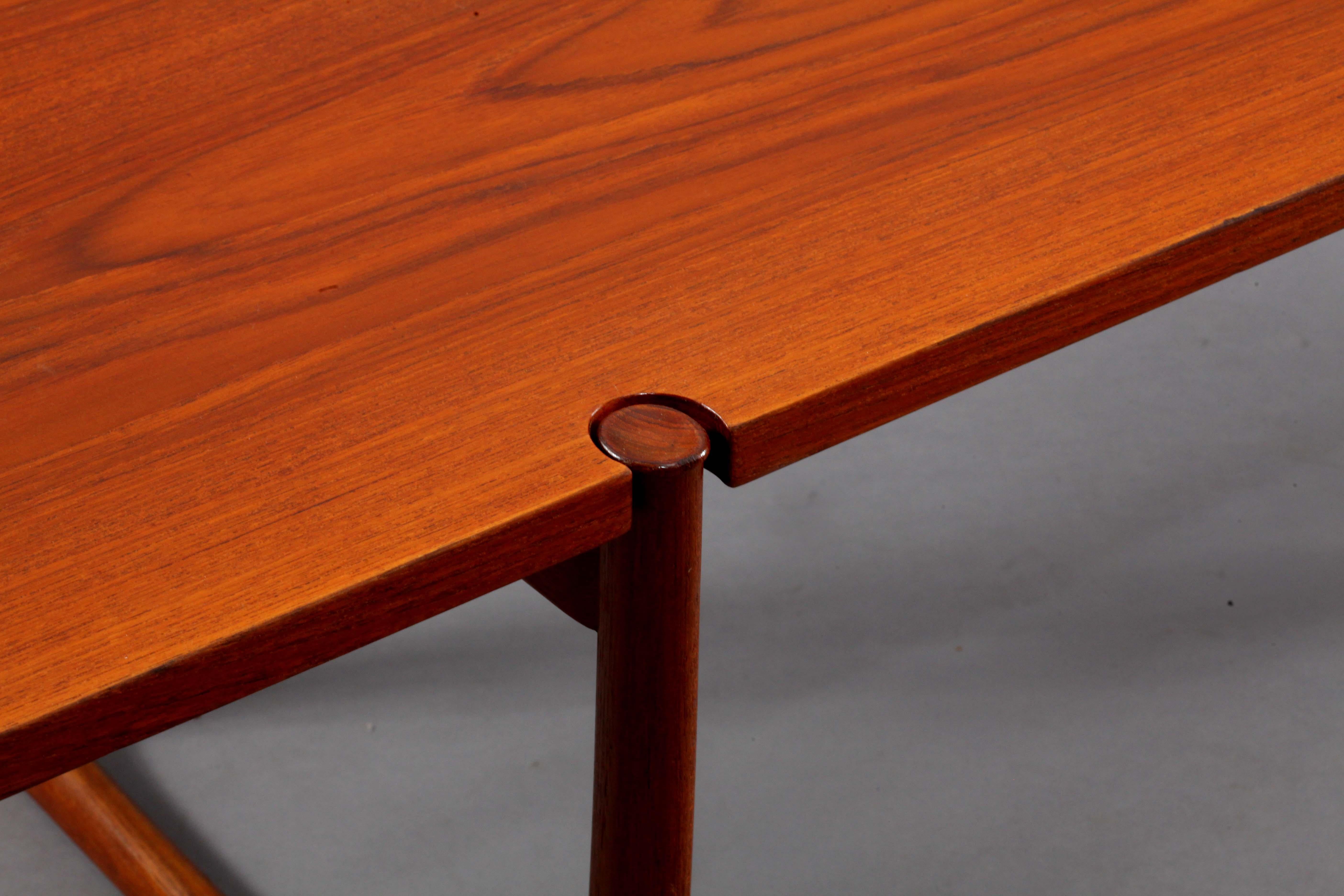 Huge rectangular coffee table,
Designed Peter Hvidt,
Manufacture France and Son,
Denmark, 1950.
Teak wood, marked.