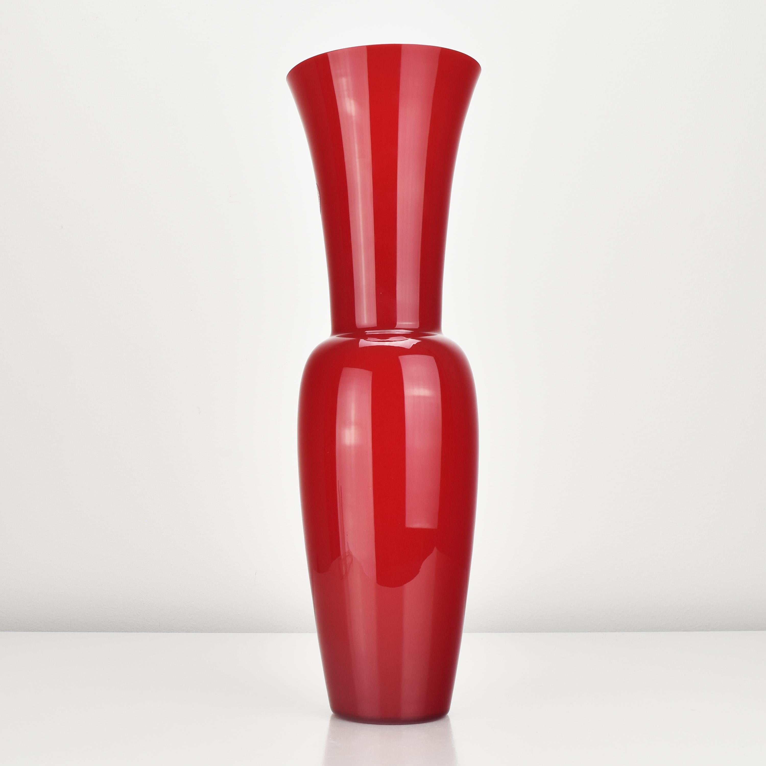 Vase élégant en verre opalin rouge de Carlo Nason de la série 