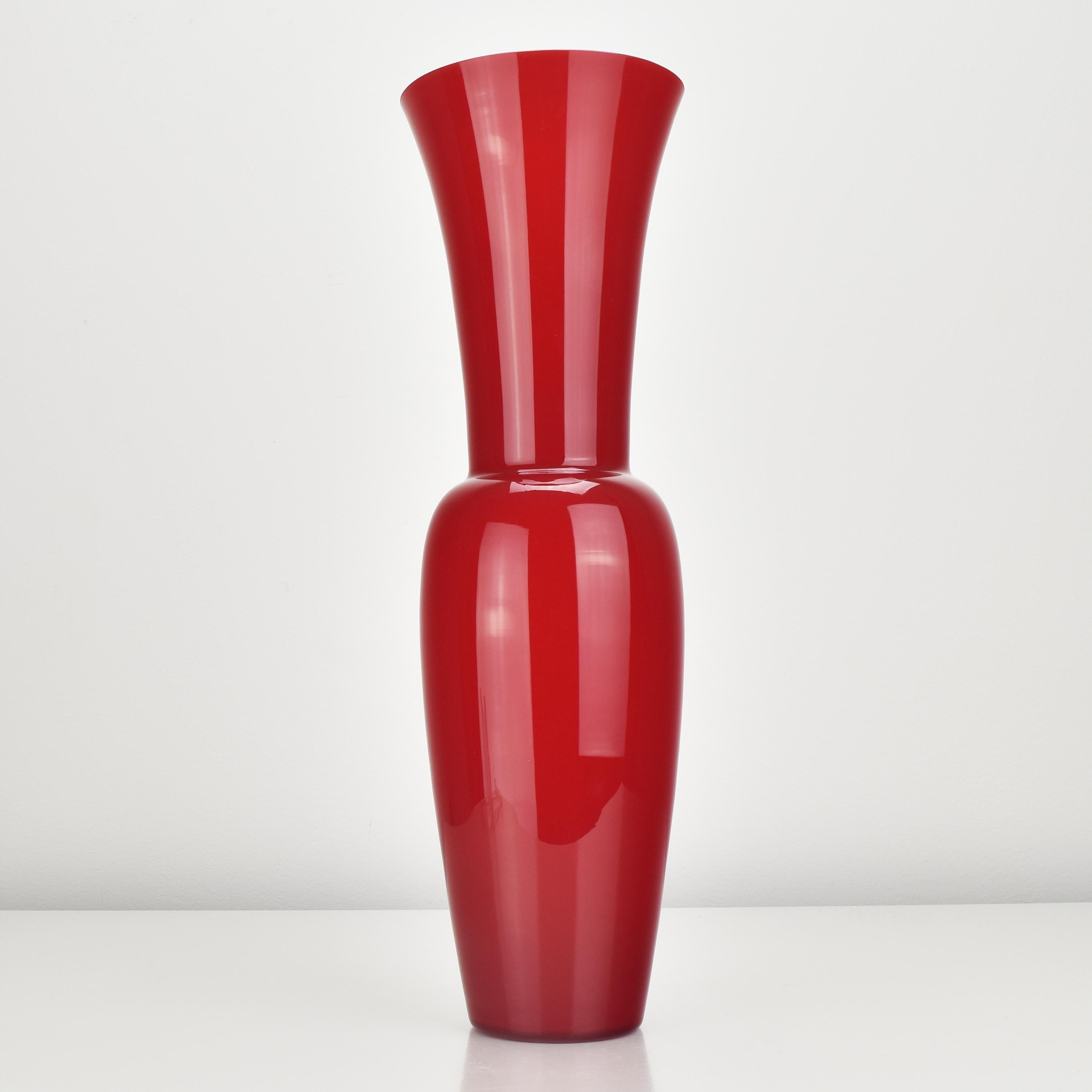 Moderne Grand vase en verre opalin rouge par Carlo Nason Eklettika, Murano Studio Art en vente