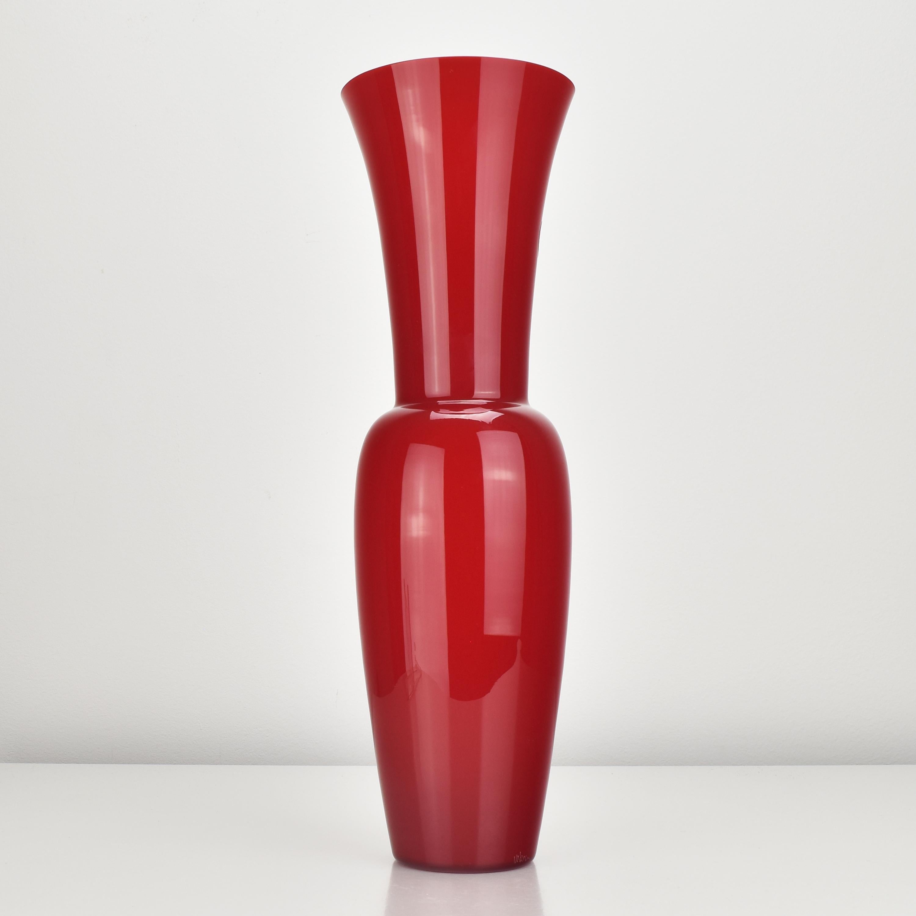 italien Grand vase en verre opalin rouge par Carlo Nason Eklettika, Murano Studio Art en vente