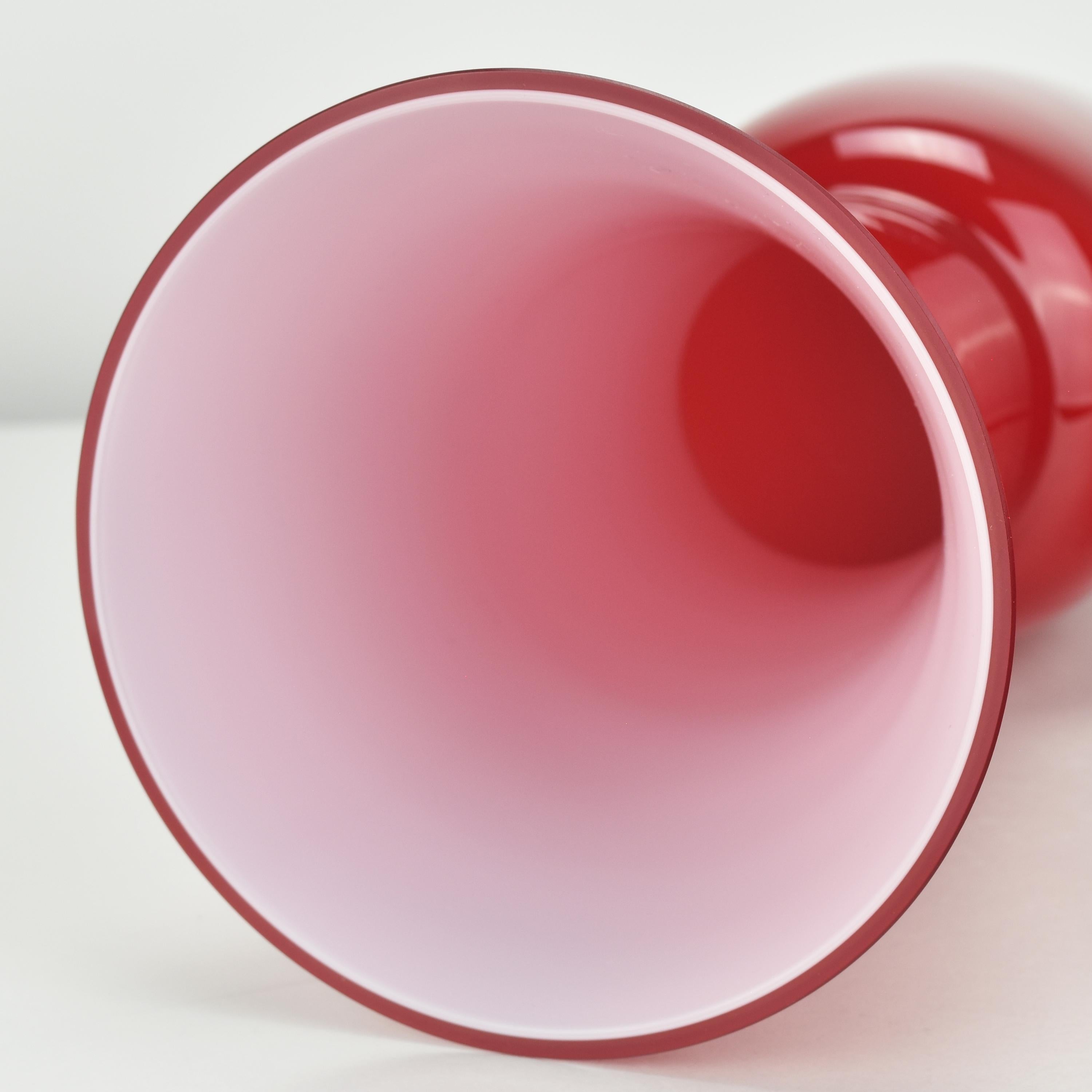 Verre Grand vase en verre opalin rouge par Carlo Nason Eklettika, Murano Studio Art en vente
