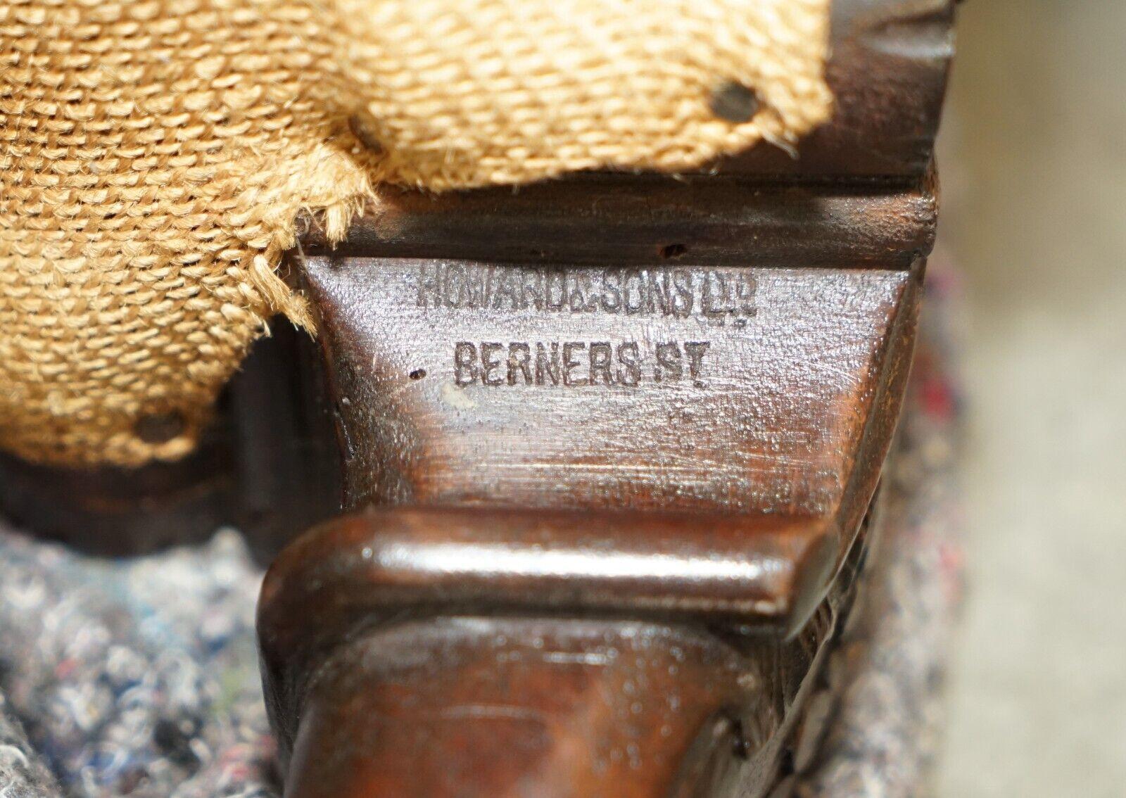 Wir freuen uns, dieses sehr schöne, vollständig restaurierte, große Baring-Sofa von Howard & Son's Berners Street London mit braunem Vintage-Lederbezug und schwimmenden Knopfkissen im Stil von Thomas Chippendale zum Verkauf anbieten zu können.