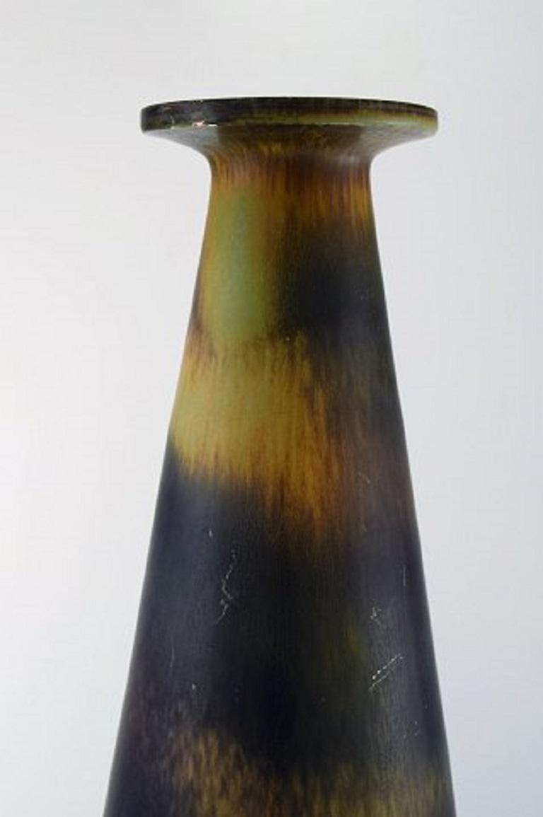 Huge Rörstrand floor vase in ceramics by Gunnar Nylund.
Measures: 54 cm. tall, diameter 18 cm.
In perfect condition.
Glaze in brown shades.
2nd factory quality.
Stamped.