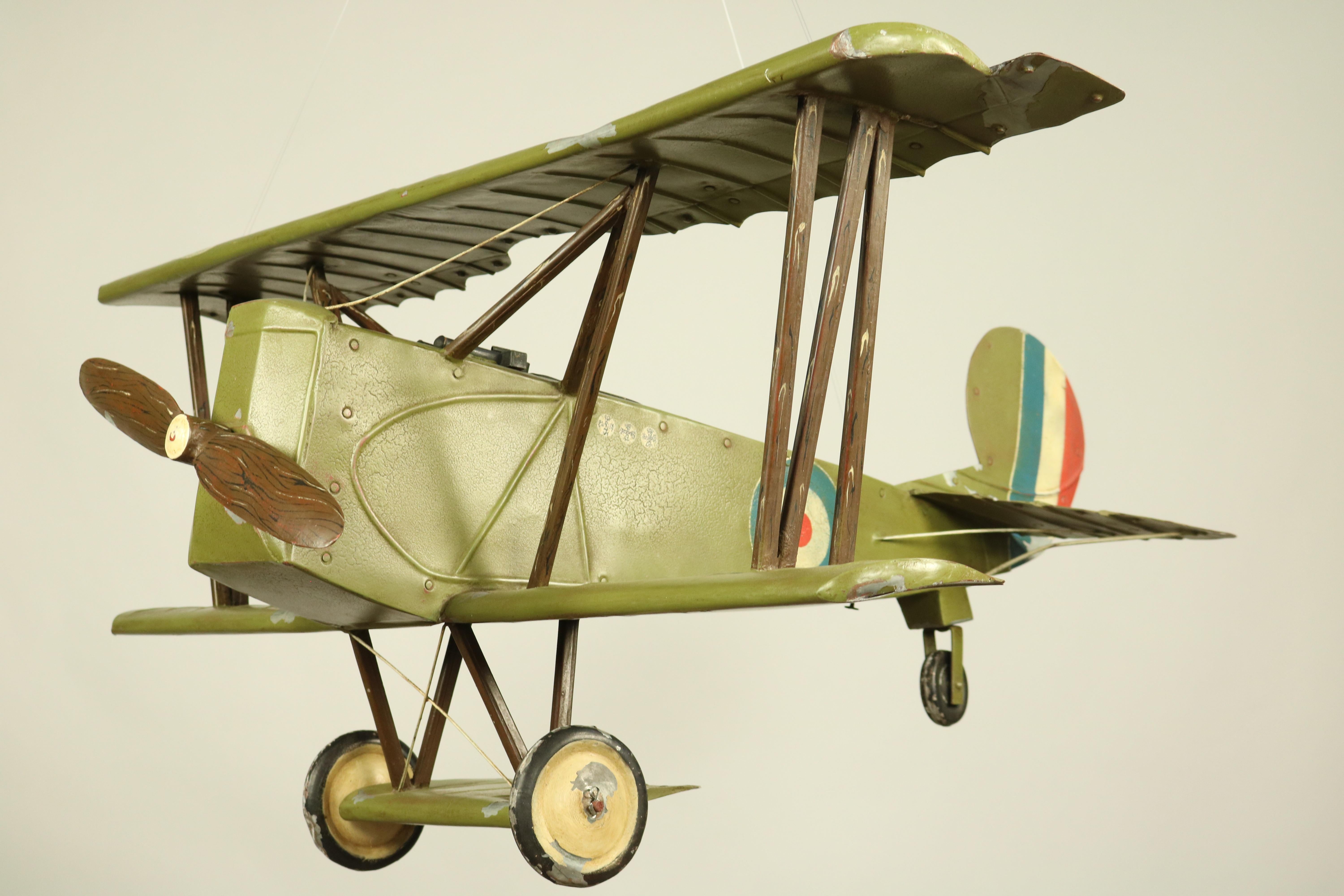 Huge stunning World War 1 Royal Air Force biplane totally made of metal plate.
This airplane model is possible to hung down from the ceiling or standing on a desk, both the propeller and the wheels can be turned,
on the hull with three Eiserne