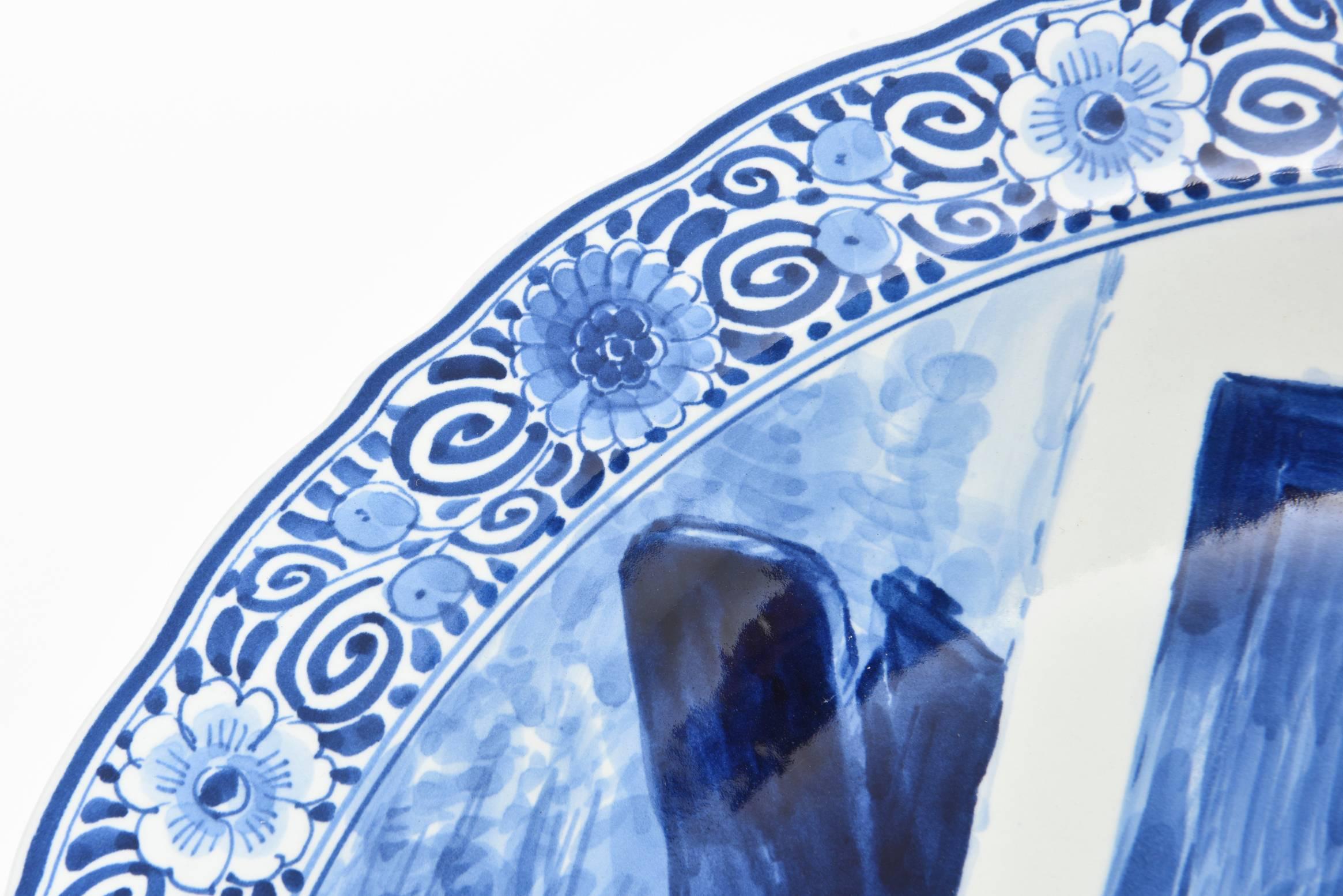 Dieses beeindruckende blau-weiße Delfter Keramikgeschirr oder -teller wurde im 20. Jahrhundert in De Porceleyne Fles (heute Royal Delft) hergestellt. Das Bild ist nach einem Gemälde des niederländischen Malers Bernardus Johannes Blommers (1845-1914)