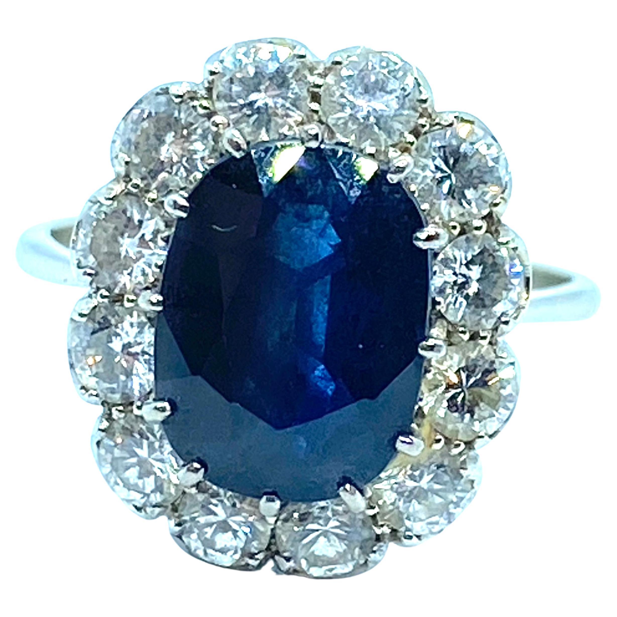 18K white gold ring
A big central sapphire, deep blue, weighing over 4 ct.
Oustanding on a circle of 12 brilliant cut diamonds (total weight 2,50 ct.).
Italian production of the second half of the 20th century