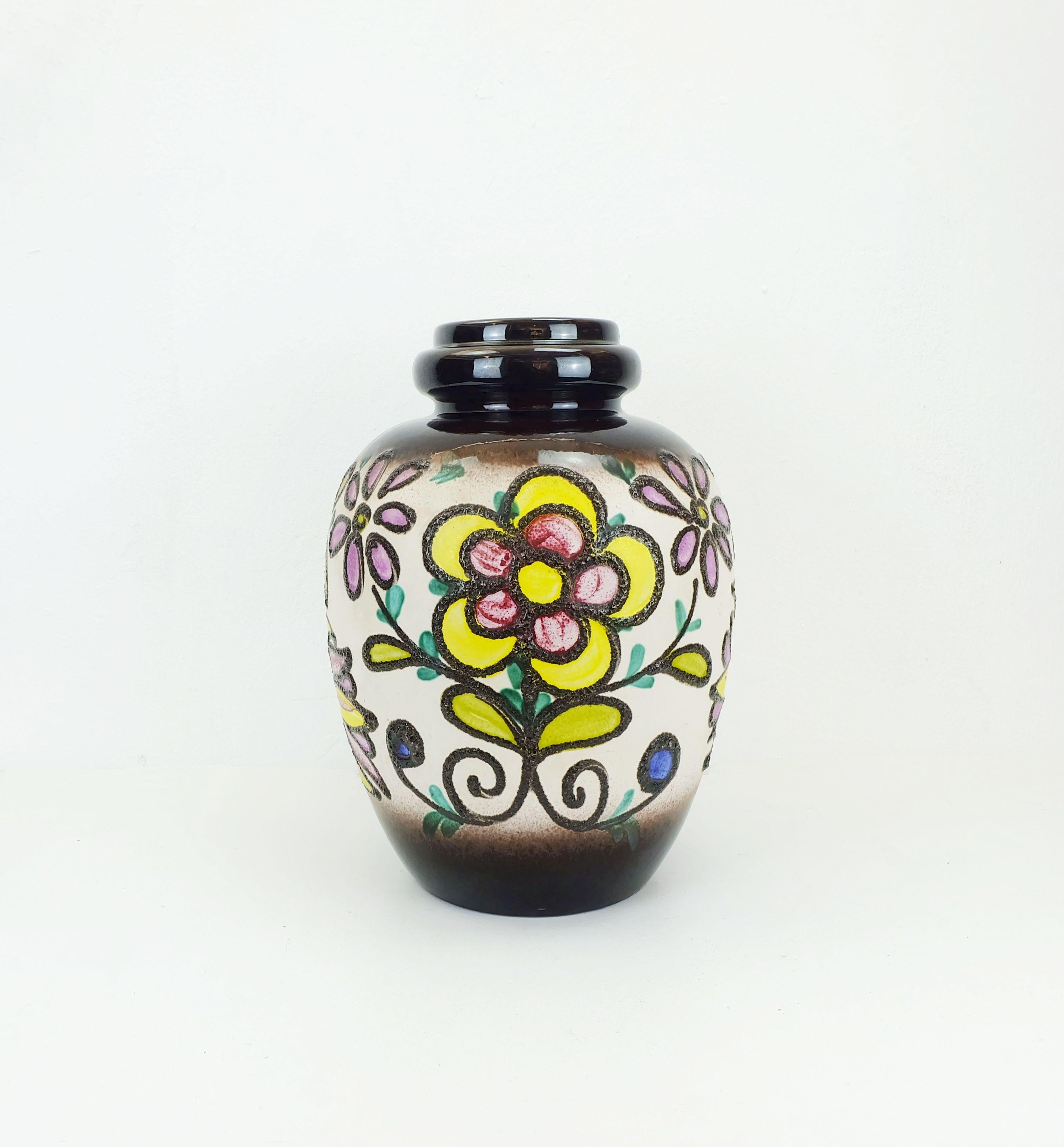 Fantastische große Bodenvase aus der Mitte des Jahrhunderts, hergestellt von Scheurich West-Deutschland in den 1960er Jahren. Auf der Unterseite mit der Modellnummer 286-42 gekennzeichnet. Die Hauptfarbe ist ein gebrochenes Weiß, verziert mit einem