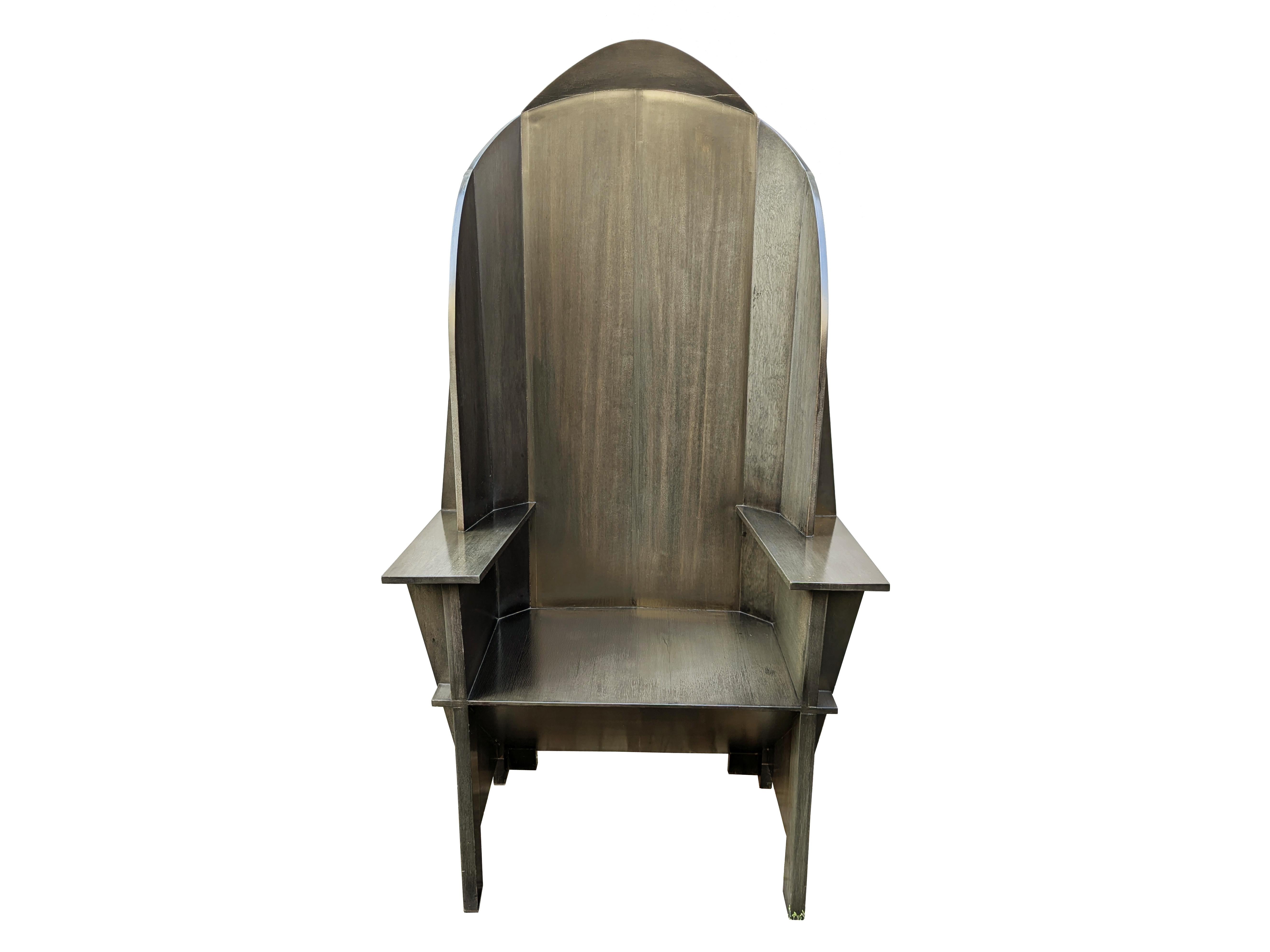 Importante y escultural trono/sillón posmoderno de la serie Matrix, diseñado por A. y P. Suman para Giorgietti en 1984.
Este trono es de madera teñida de gris y evoca de forma moderna el estilo gótico de las catedrales. Las condiciones son bastante