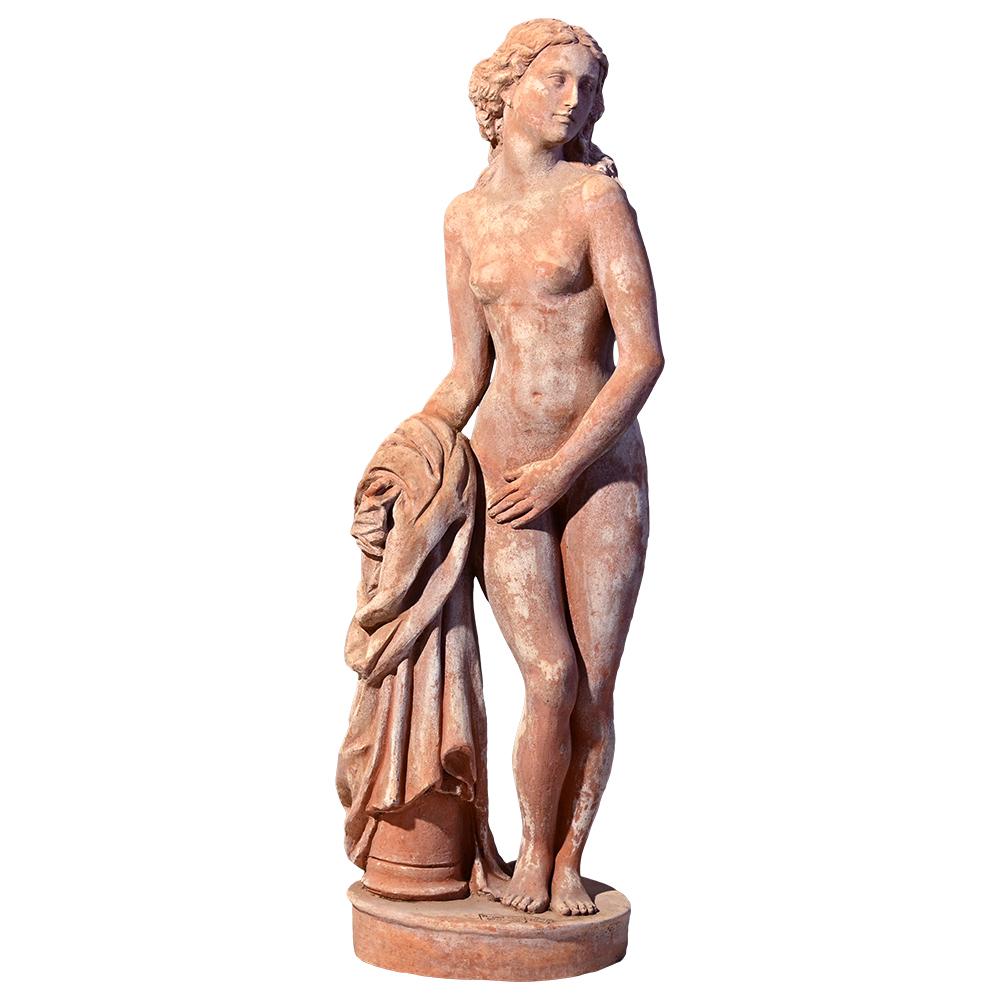 Gran escultura de terracota Impruneta toscana que representa El Baño de Venus. Esta pieza está en excelente estado y muestra una fina artesanía. La escultura, de 120 cm de altura, fue creada a finales del siglo XX, y encarna la elegancia y la