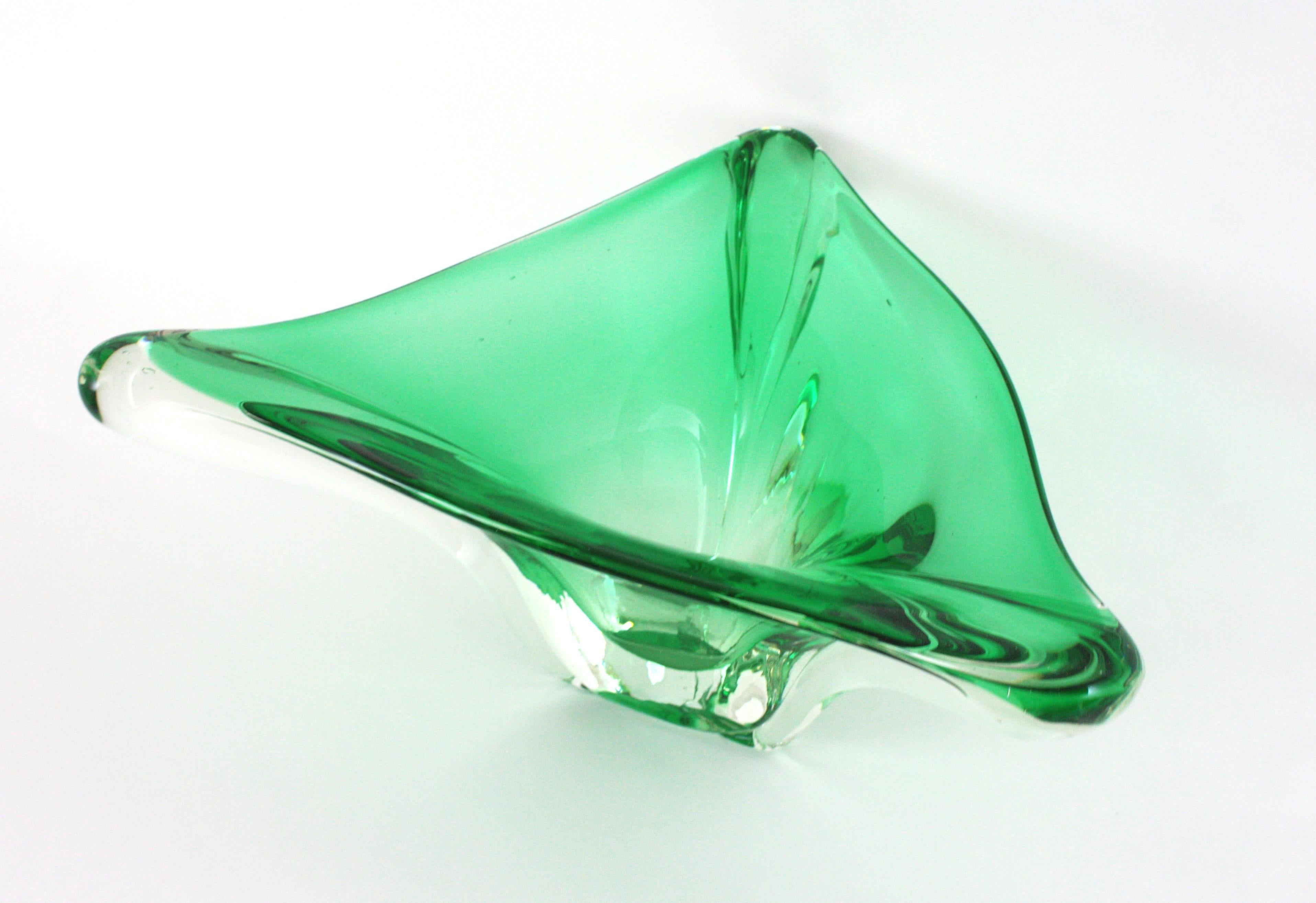 Grand vase de centre de table triangulaire en verre d'art Murano Sommerso Green, 1950 en vente 2