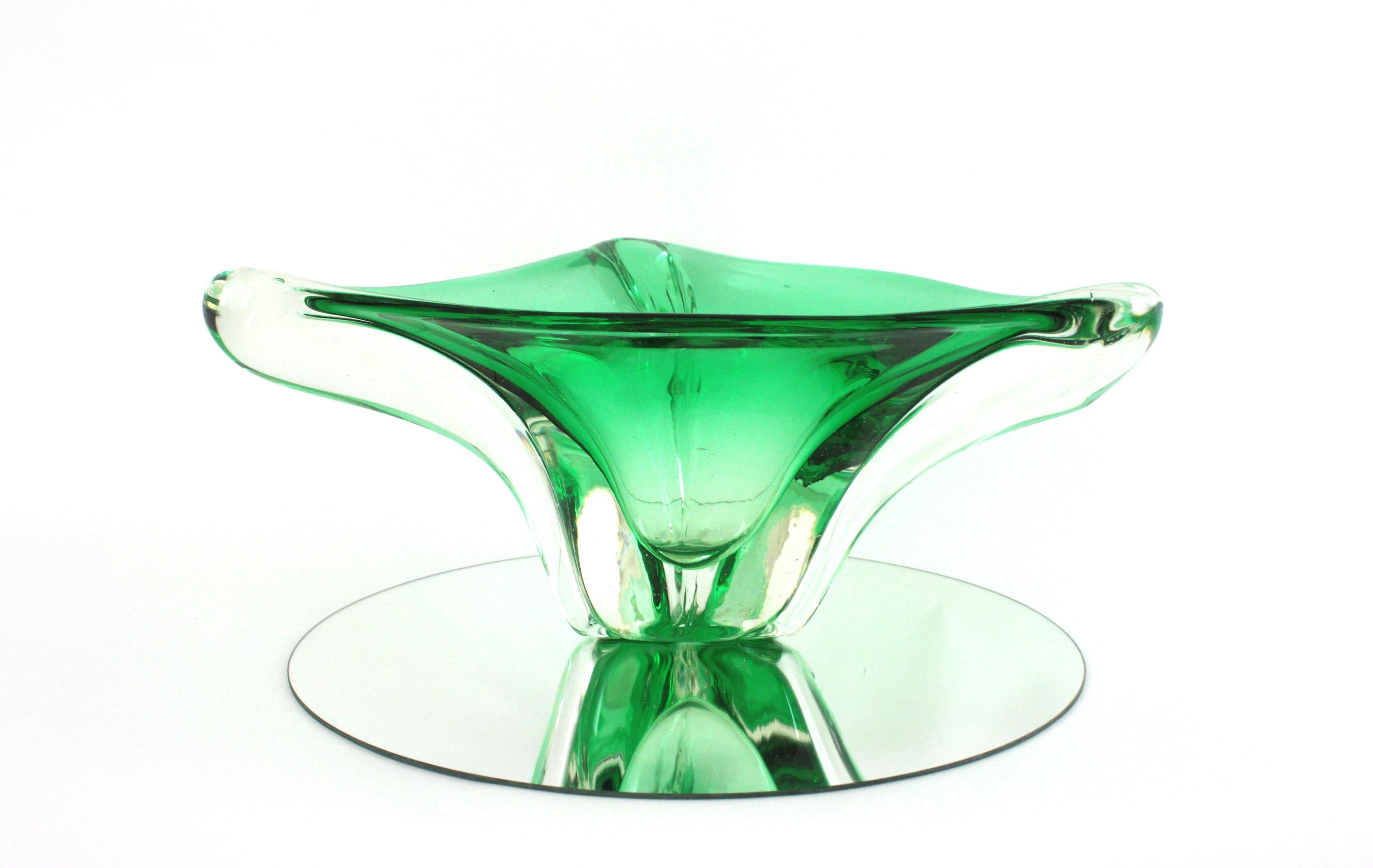 Grand vase de centre de table triangulaire en verre d'art Murano Sommerso Green, 1950 en vente 3