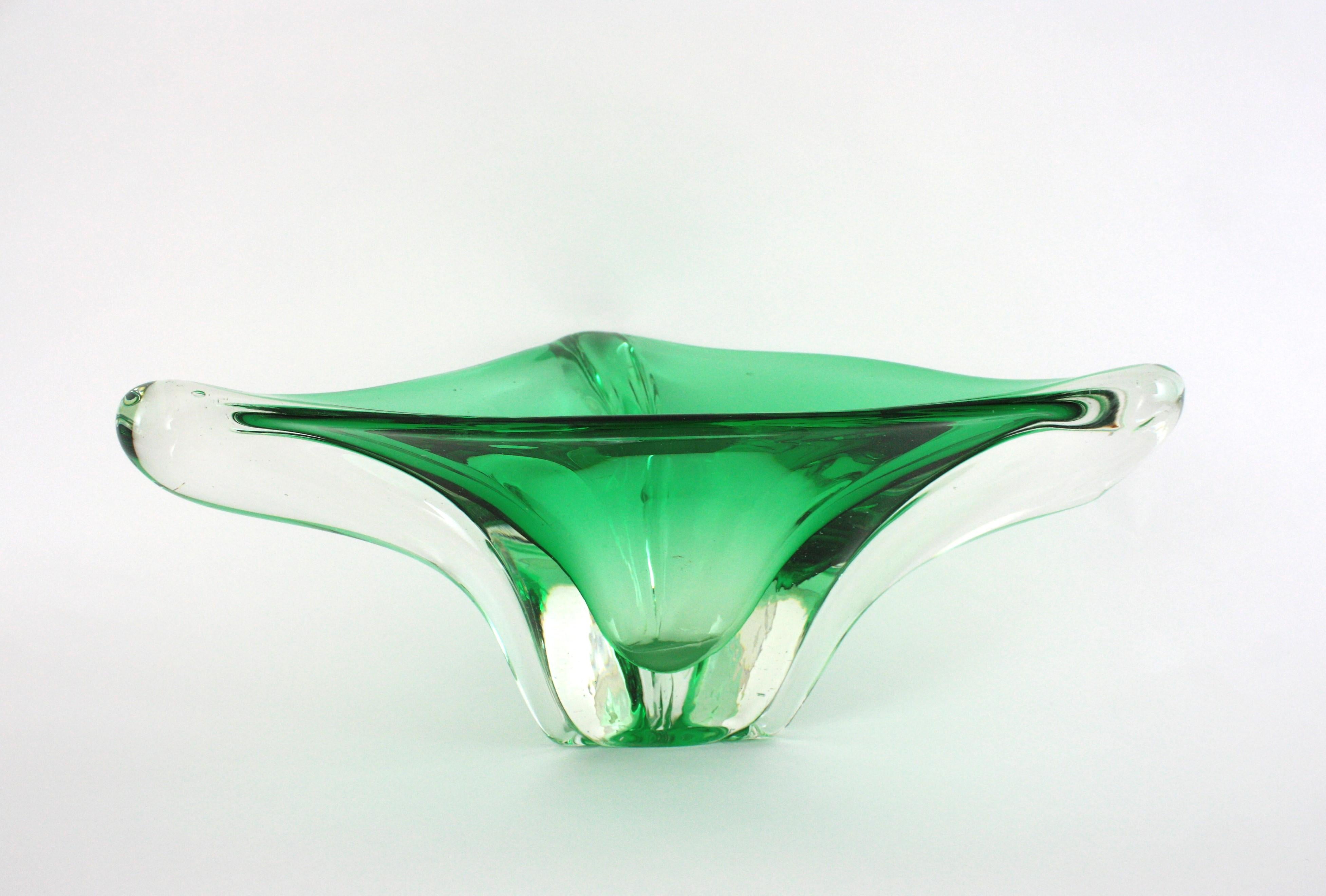 Grand vase de centre de table triangulaire en verre d'art Murano Sommerso Green, 1950 en vente 4