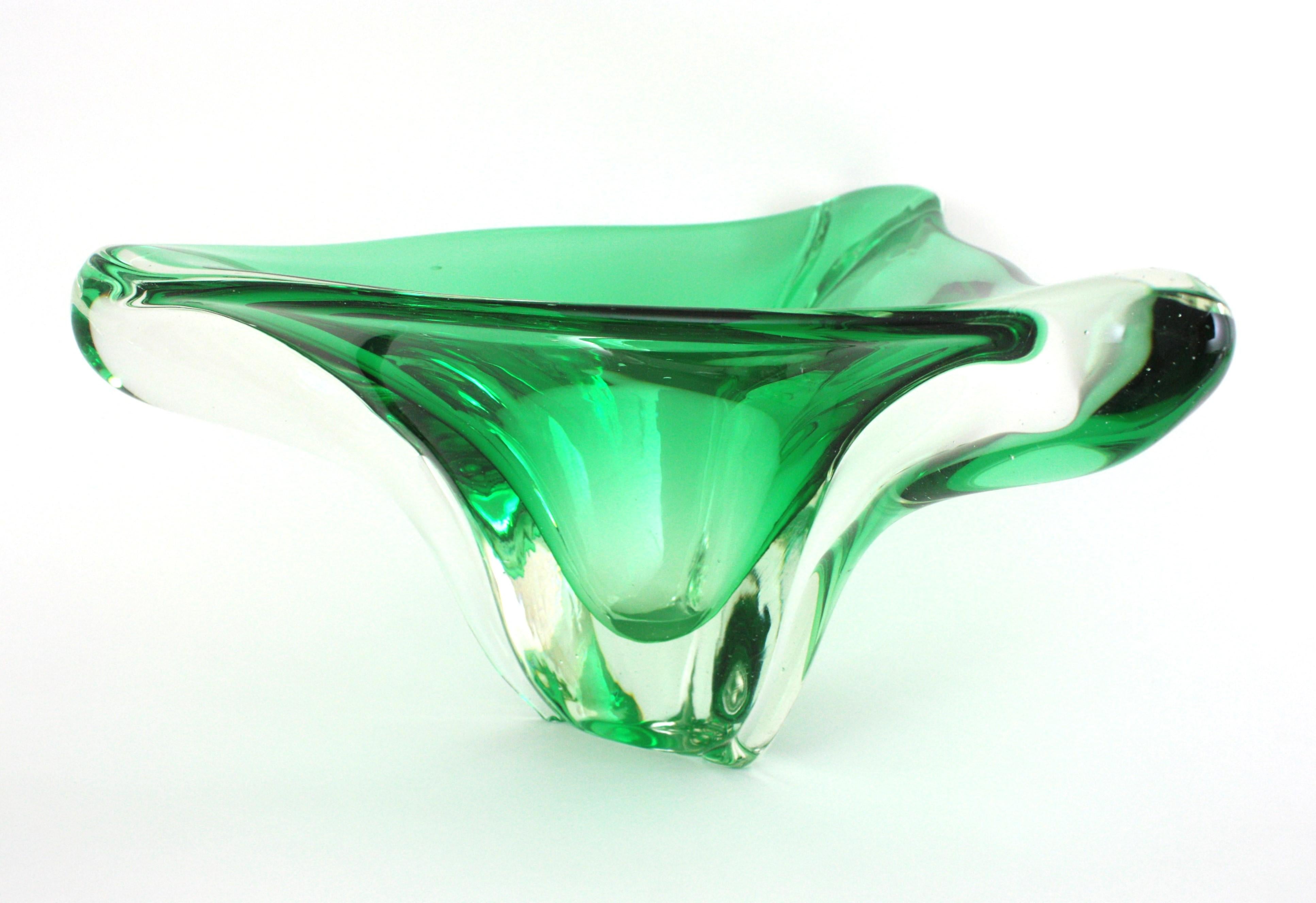 Grand vase de centre de table triangulaire en verre d'art Murano Sommerso Green, 1950 en vente 5