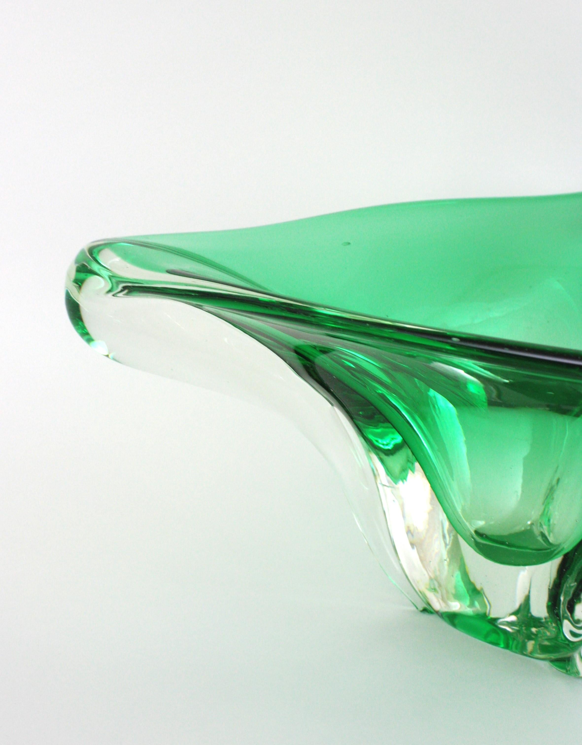 Grand vase de centre de table triangulaire en verre d'art Murano Sommerso Green, 1950 en vente 6
