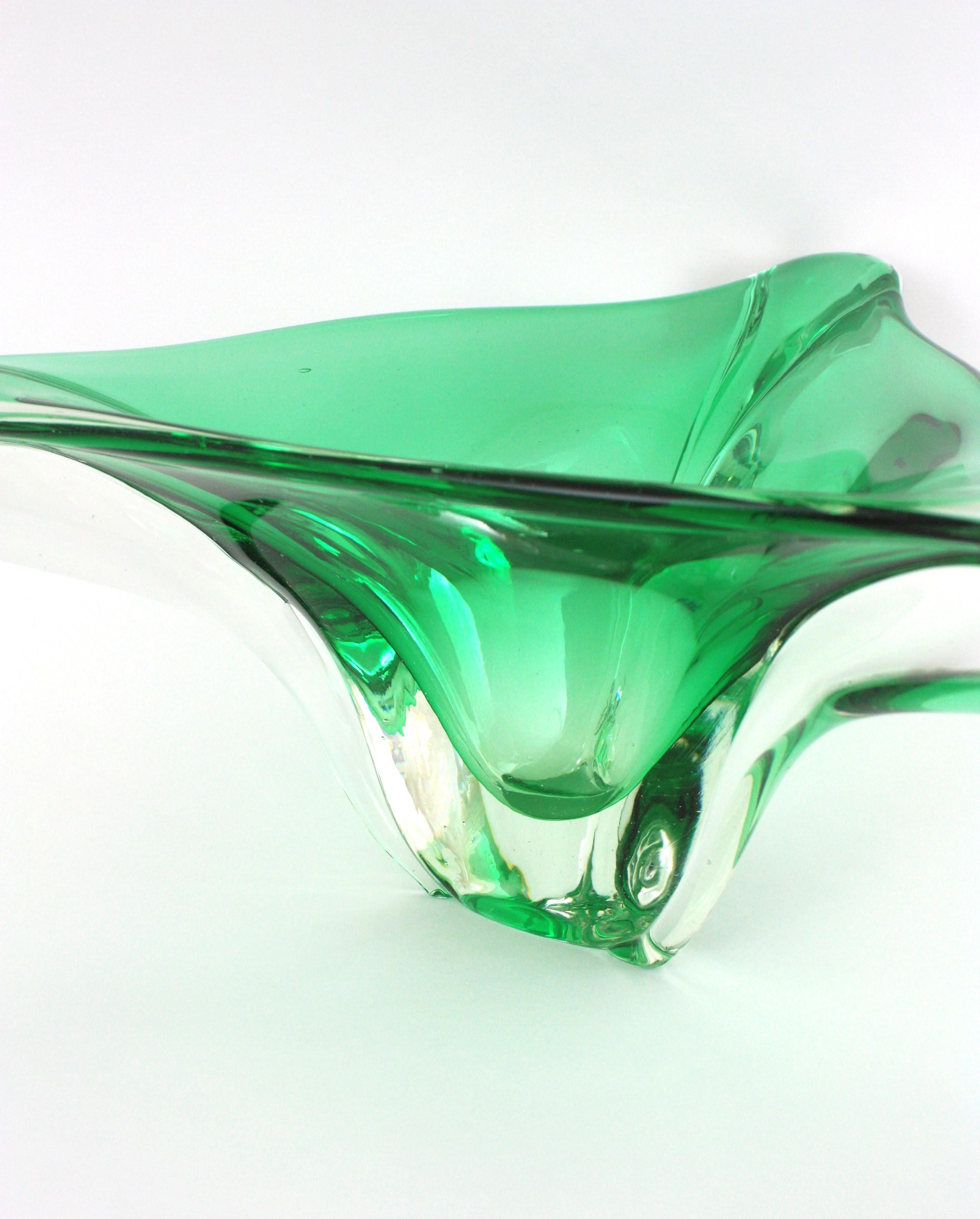 Grand vase de centre de table triangulaire en verre d'art Murano Sommerso Green, 1950 en vente 7