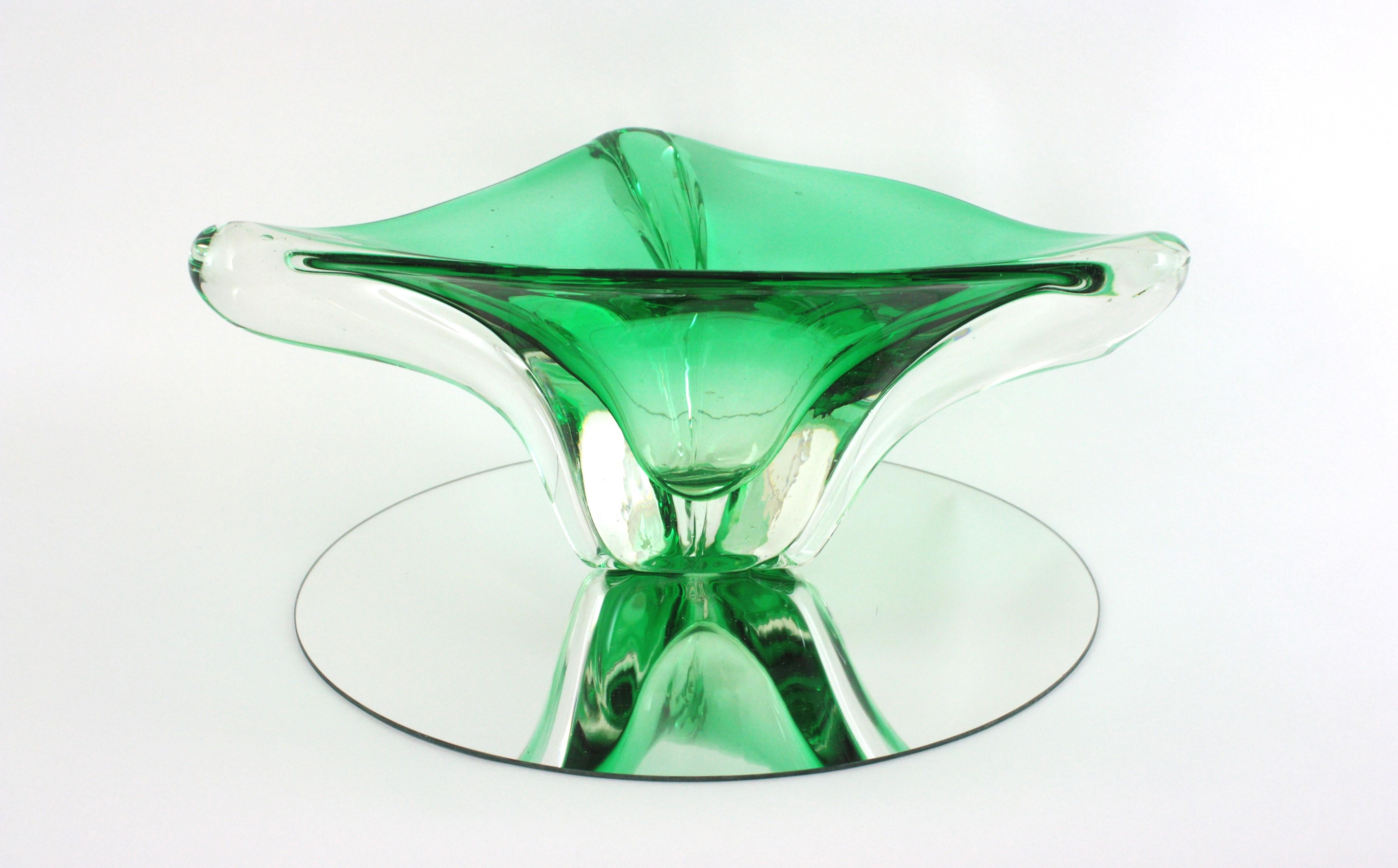 Grand vase de centre de table triangulaire en verre d'art Murano Sommerso Green, 1950 en vente 8