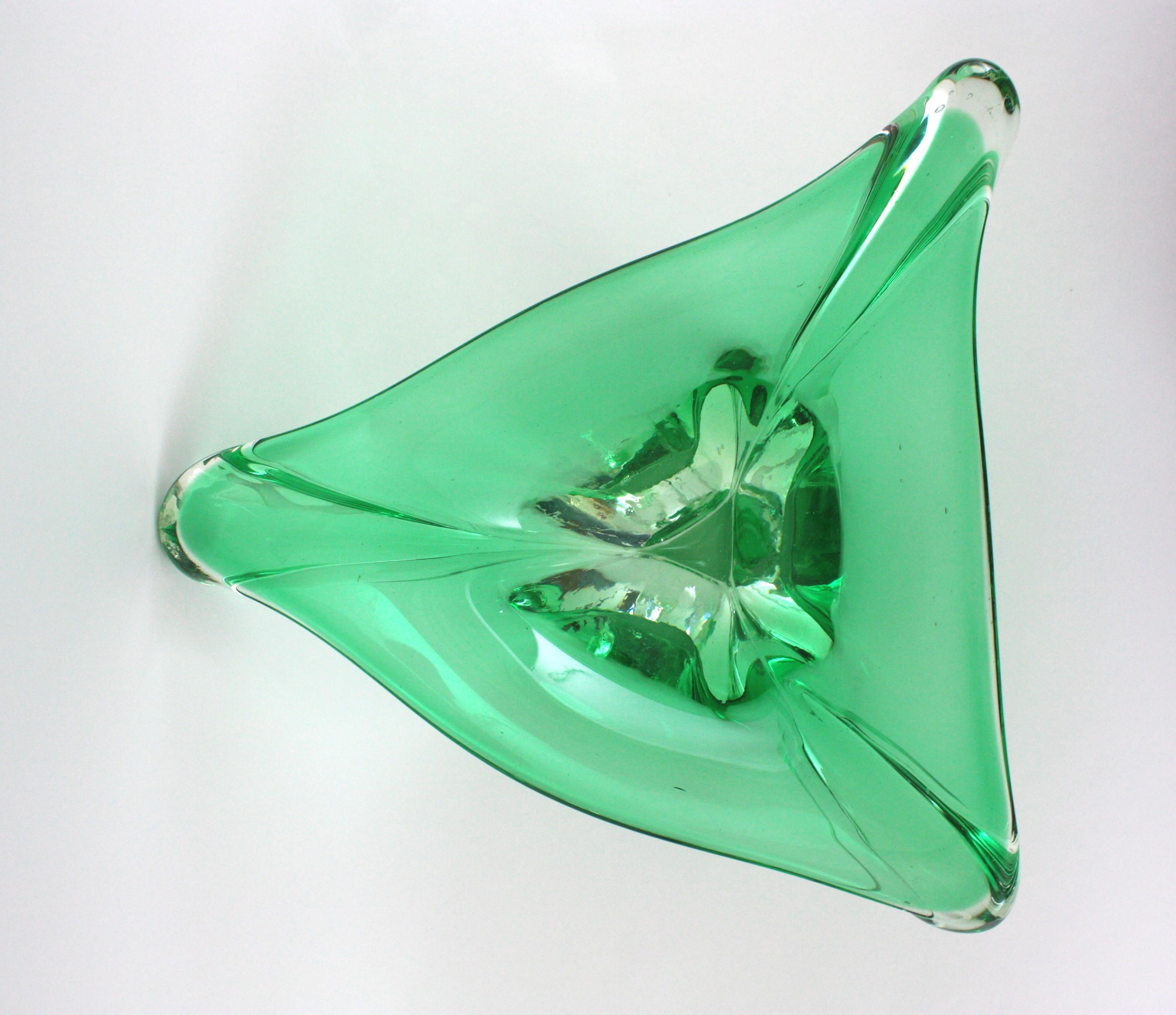 Grand vase de centre de table triangulaire en verre d'art Murano Sommerso Green, 1950 en vente 9