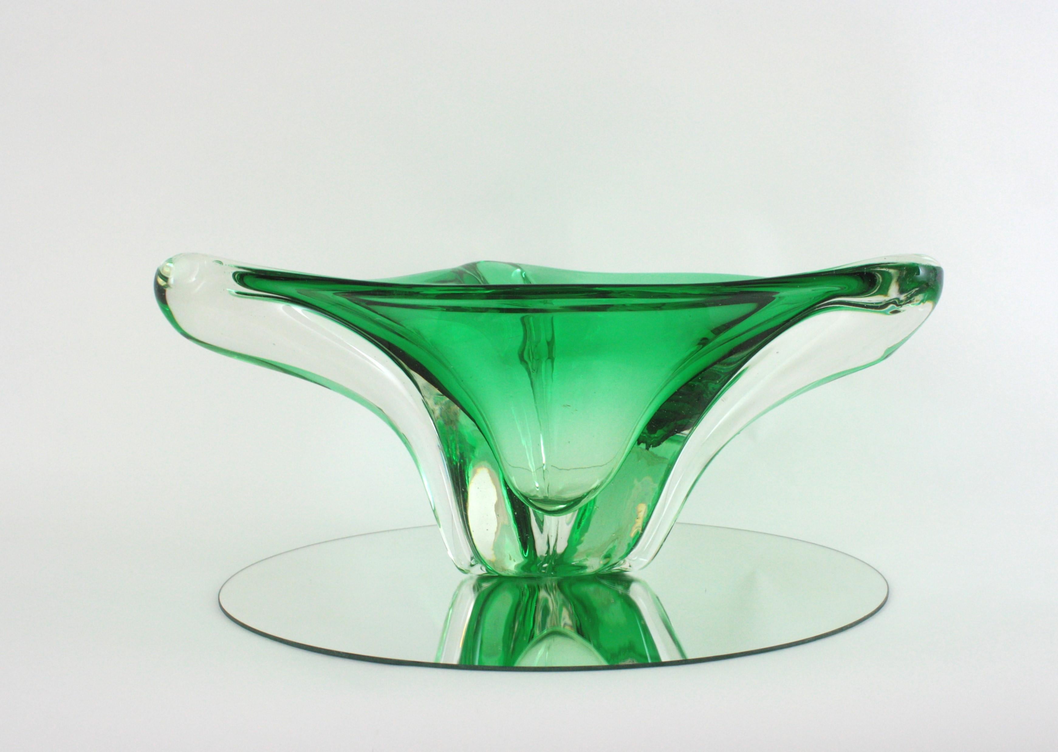 Grand vase de centre de table triangulaire en verre d'art Murano Sommerso Green, 1950 en vente 10