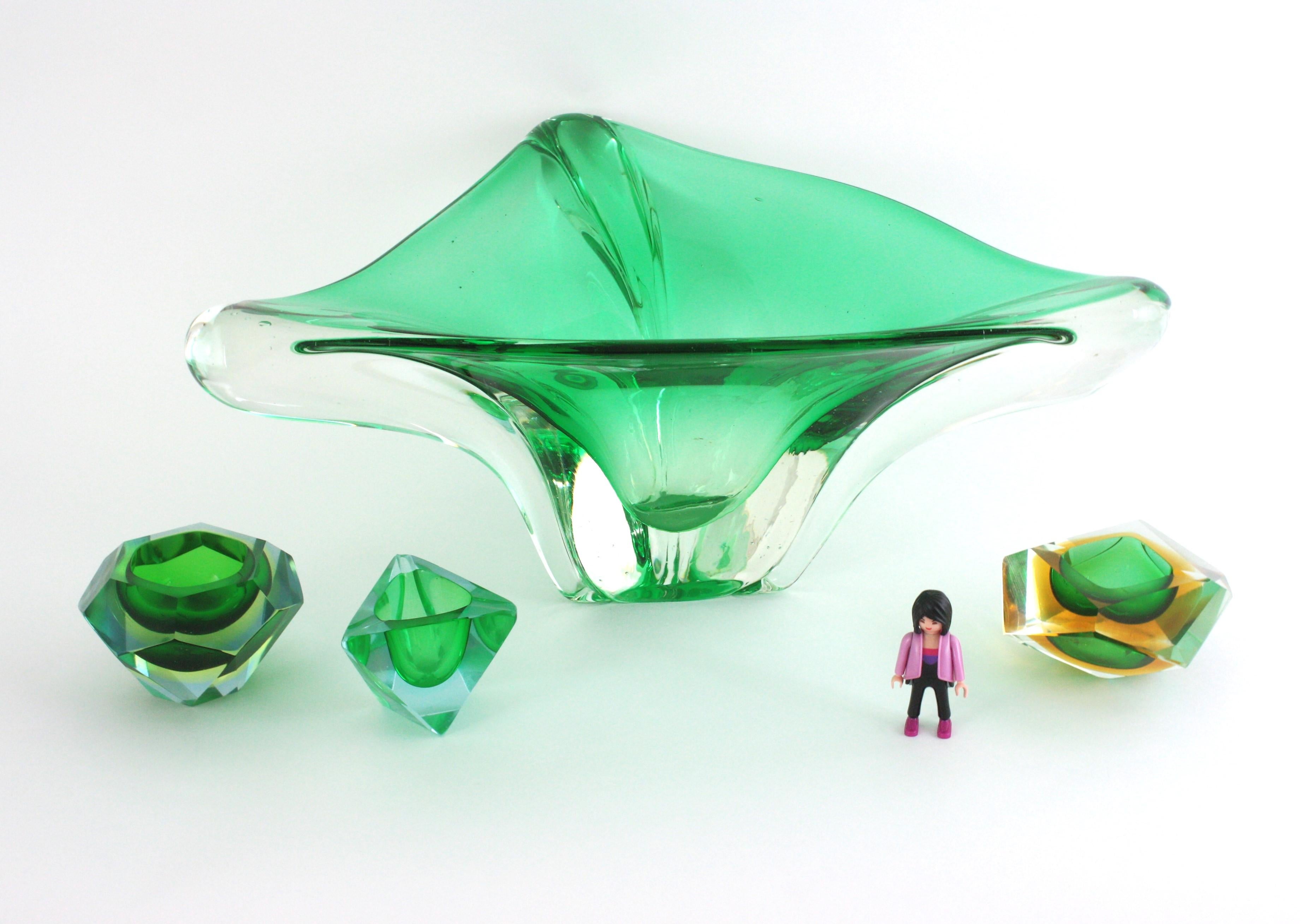 Grand vase de centre de table triangulaire en verre d'art Murano Sommerso Green, 1950 en vente 11