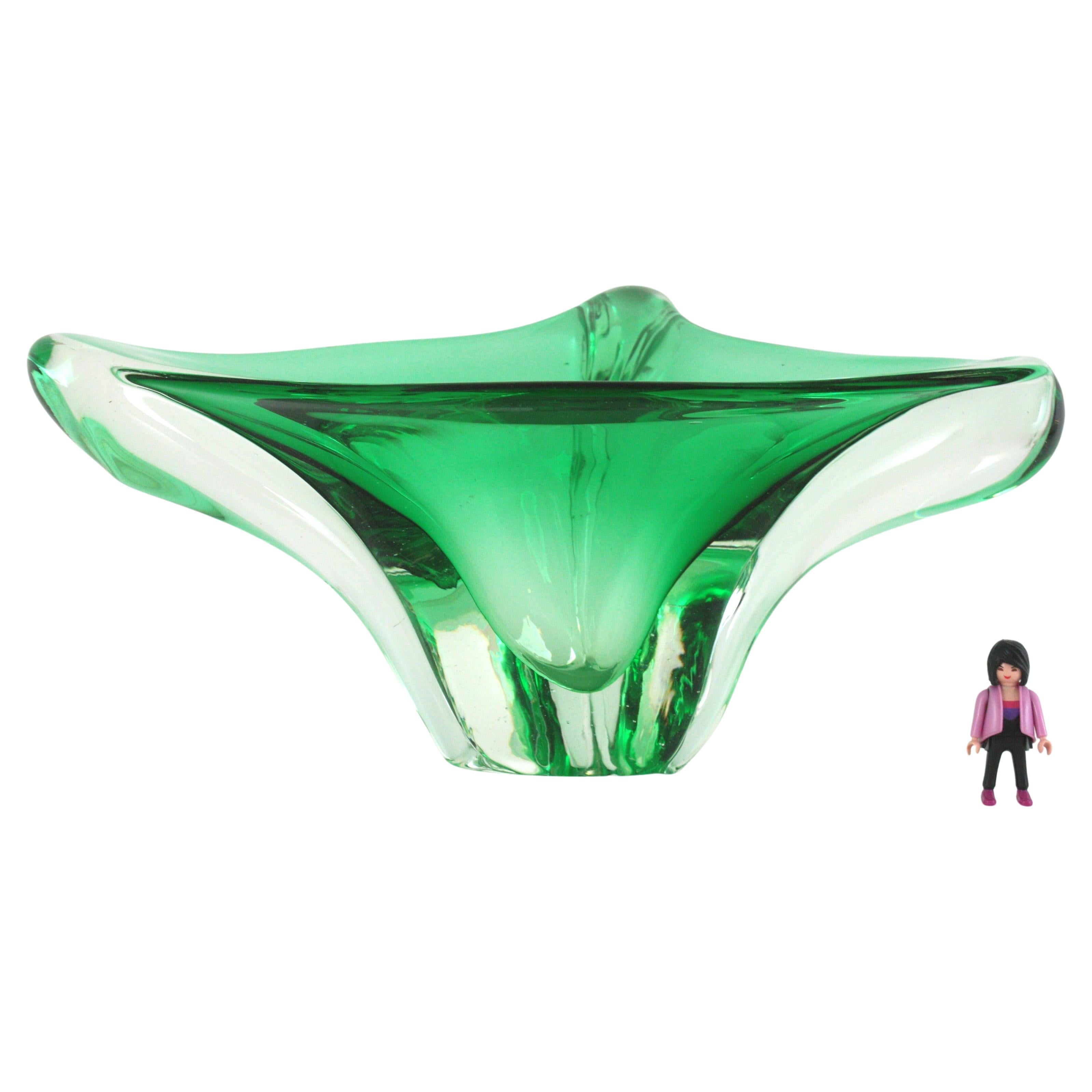 Centre de table monumental en verre de Murano Seguso Sommerso de couleur vert émeraude
Exceptionnel bol en verre de Murano soufflé à la main, de couleur vert émeraude, encastré dans du verre clair selon la technique Sommerso. Attribué à l'usine