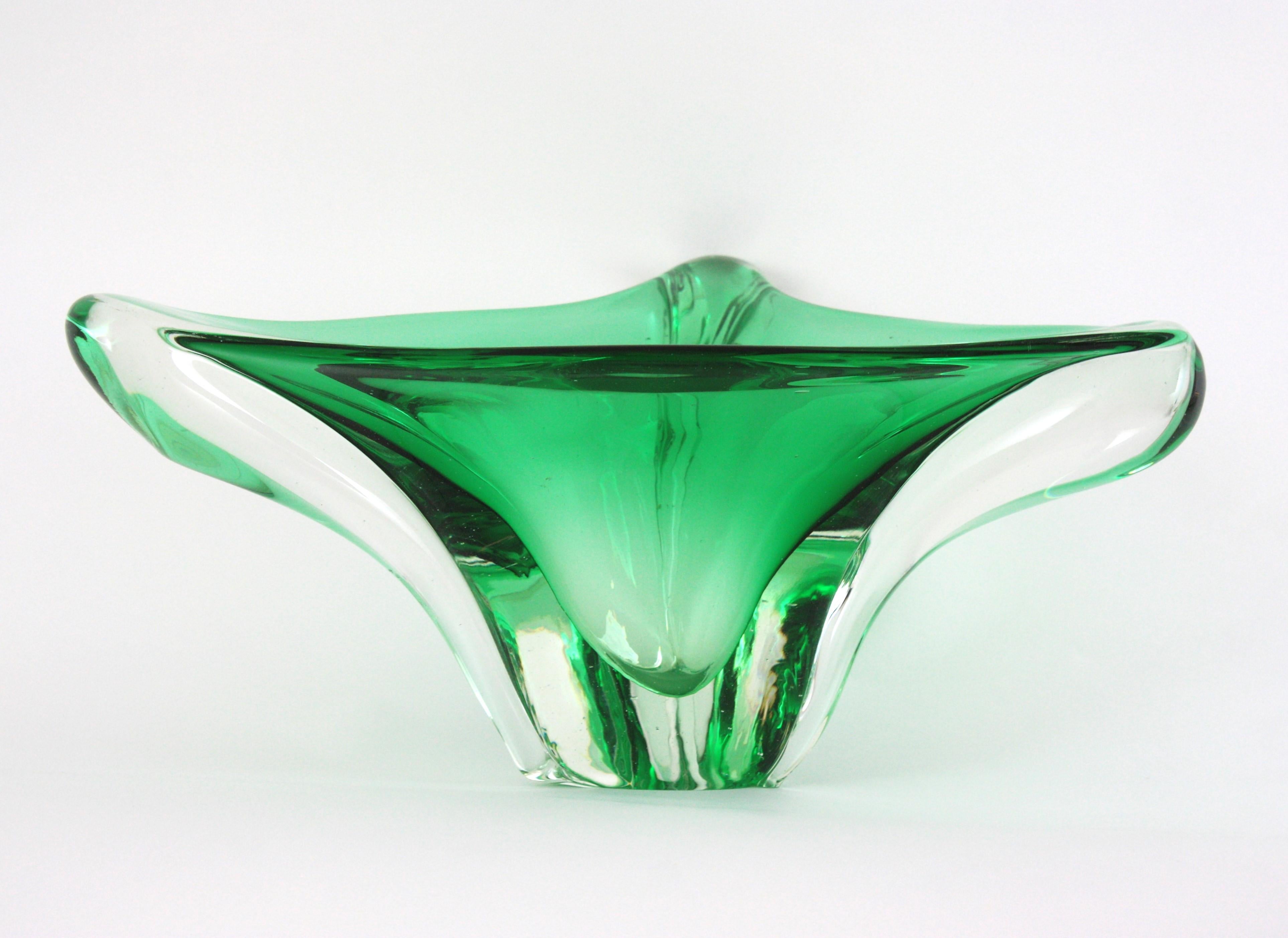Mid-Century Modern Grand vase de centre de table triangulaire en verre d'art Murano Sommerso Green, 1950 en vente