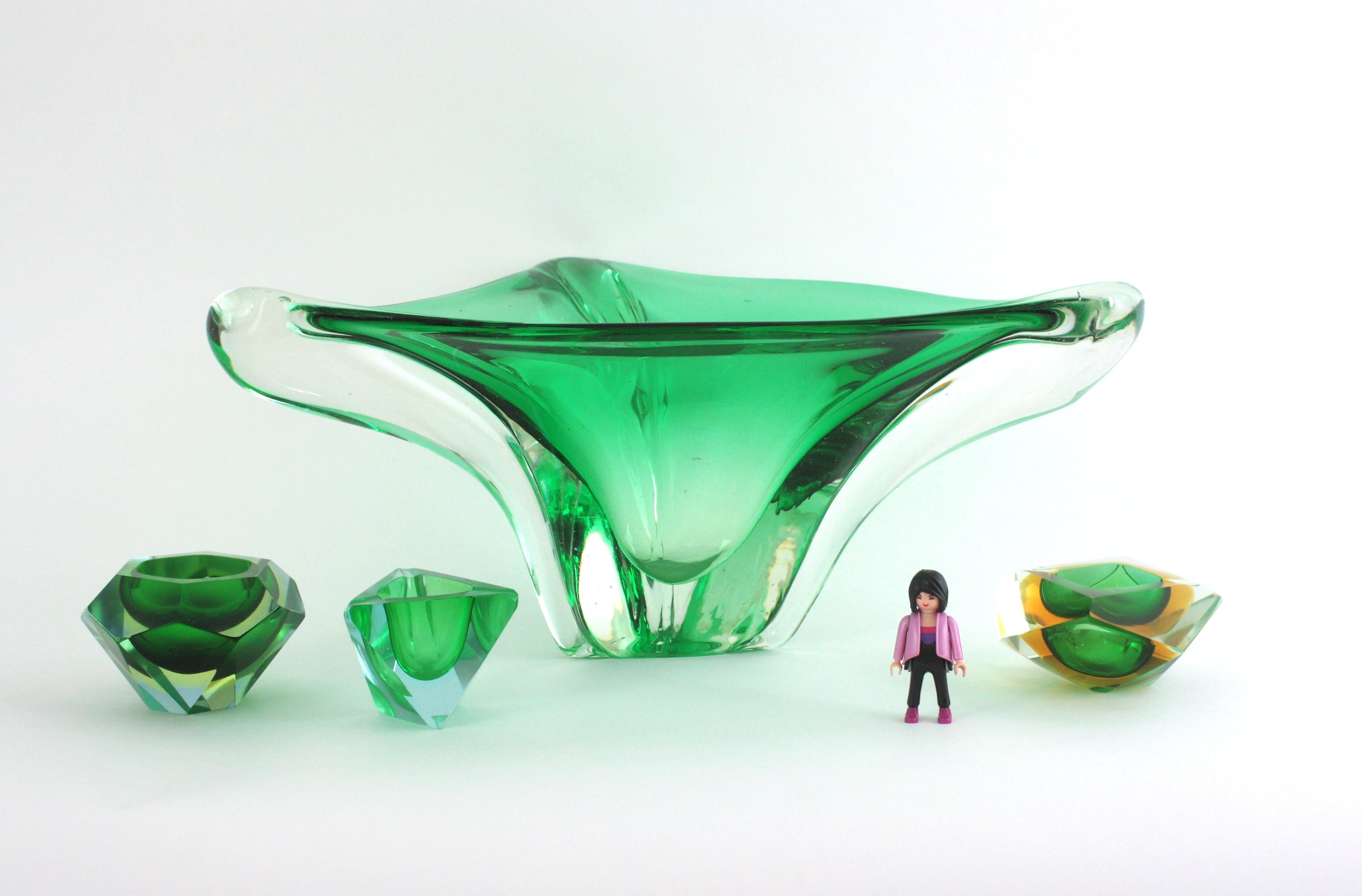 italien Grand vase de centre de table triangulaire en verre d'art Murano Sommerso Green, 1950 en vente