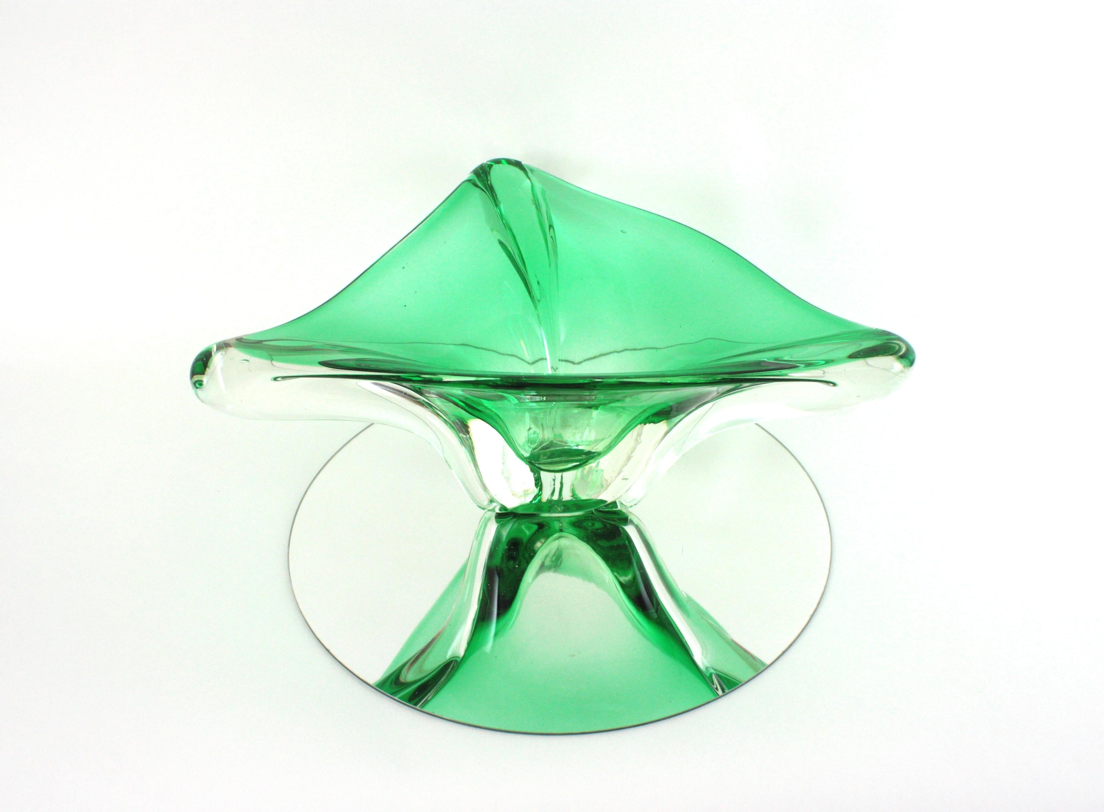Fait main Grand vase de centre de table triangulaire en verre d'art Murano Sommerso Green, 1950 en vente