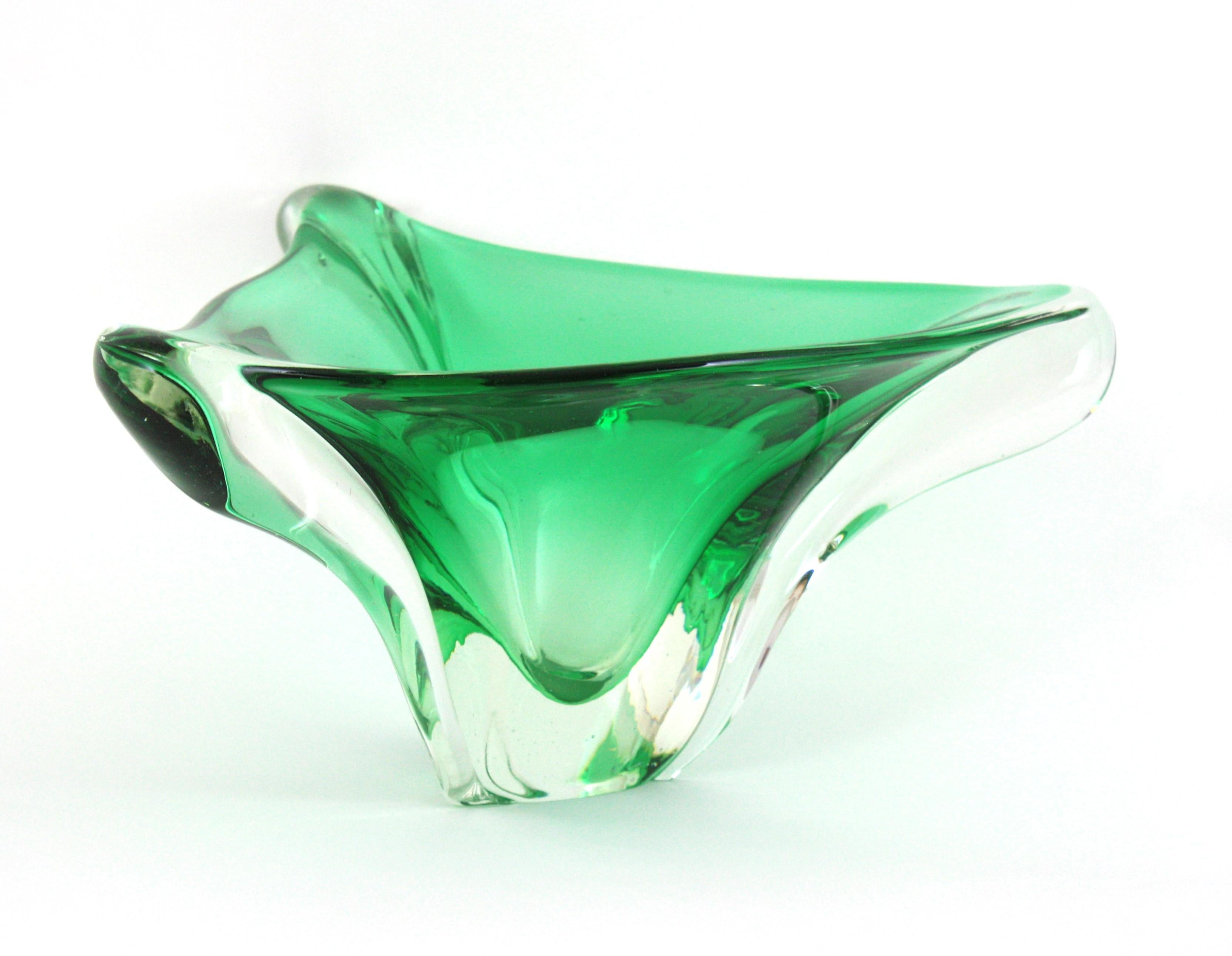Grand vase de centre de table triangulaire en verre d'art Murano Sommerso Green, 1950 Excellent état - En vente à Barcelona, ES