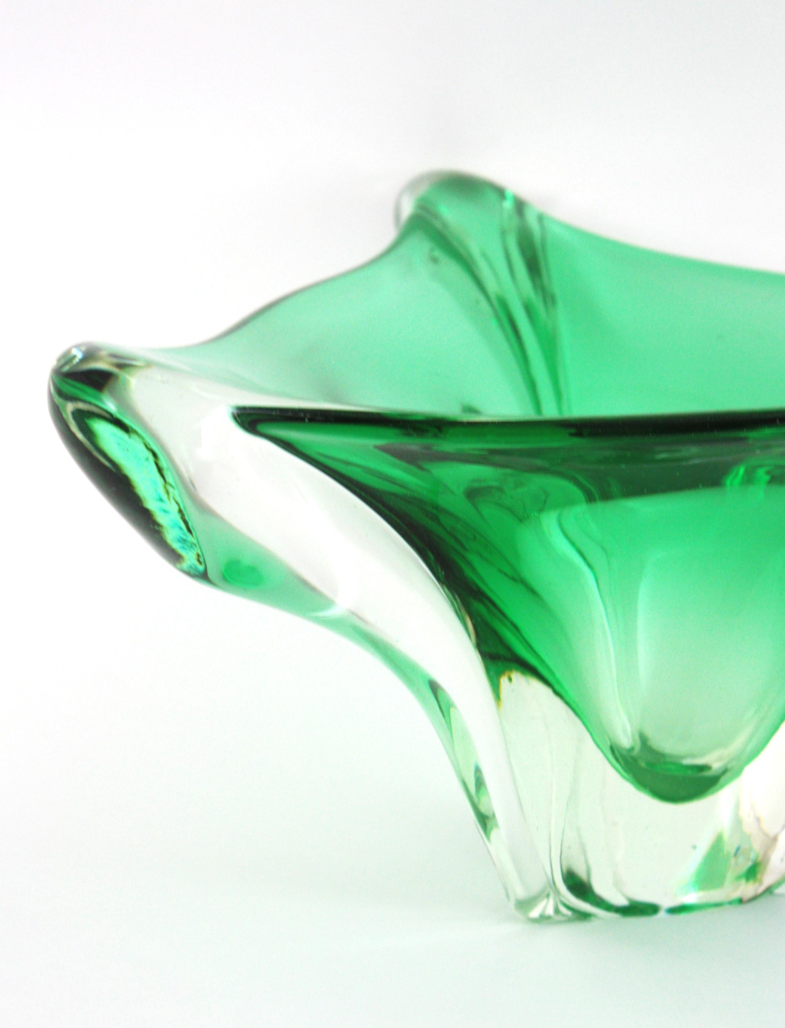 20ième siècle Grand vase de centre de table triangulaire en verre d'art Murano Sommerso Green, 1950 en vente