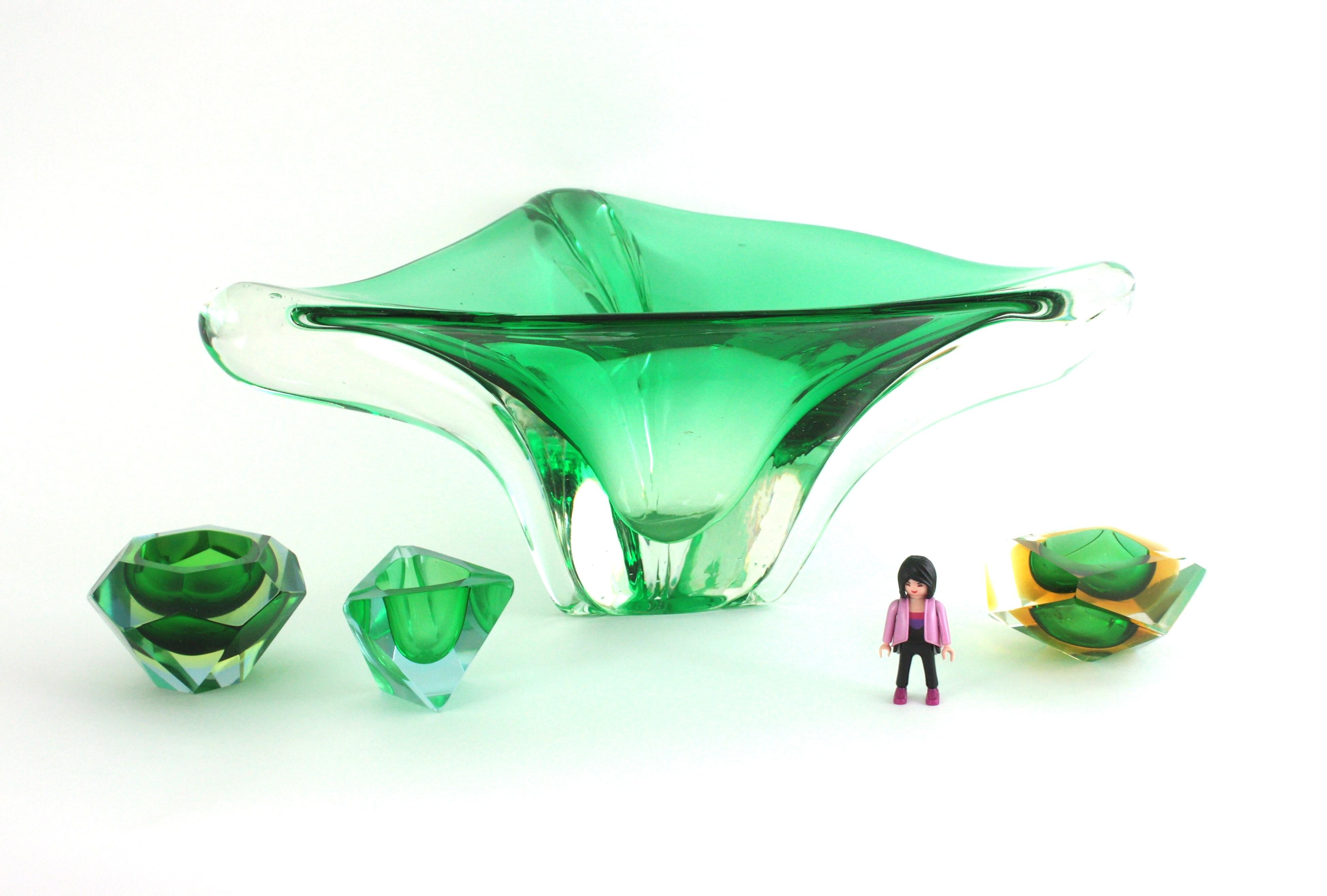 Verre Grand vase de centre de table triangulaire en verre d'art Murano Sommerso Green, 1950 en vente