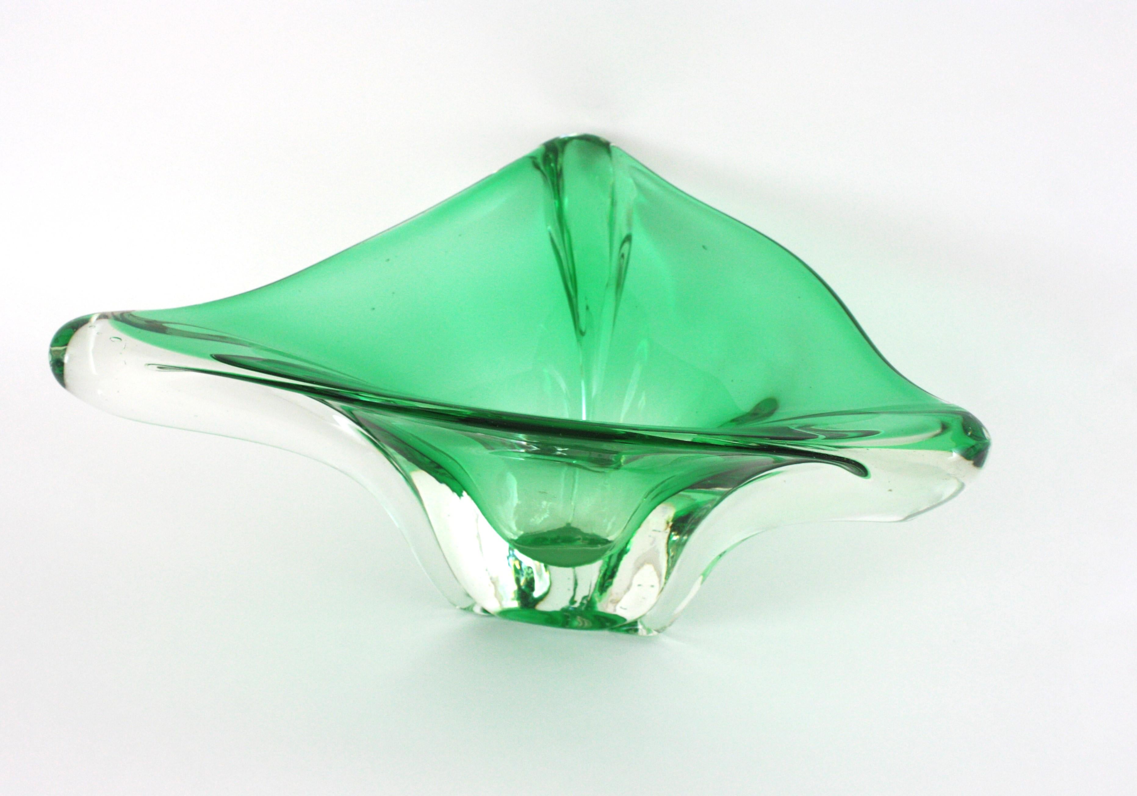 Grand vase de centre de table triangulaire en verre d'art Murano Sommerso Green, 1950 en vente 1