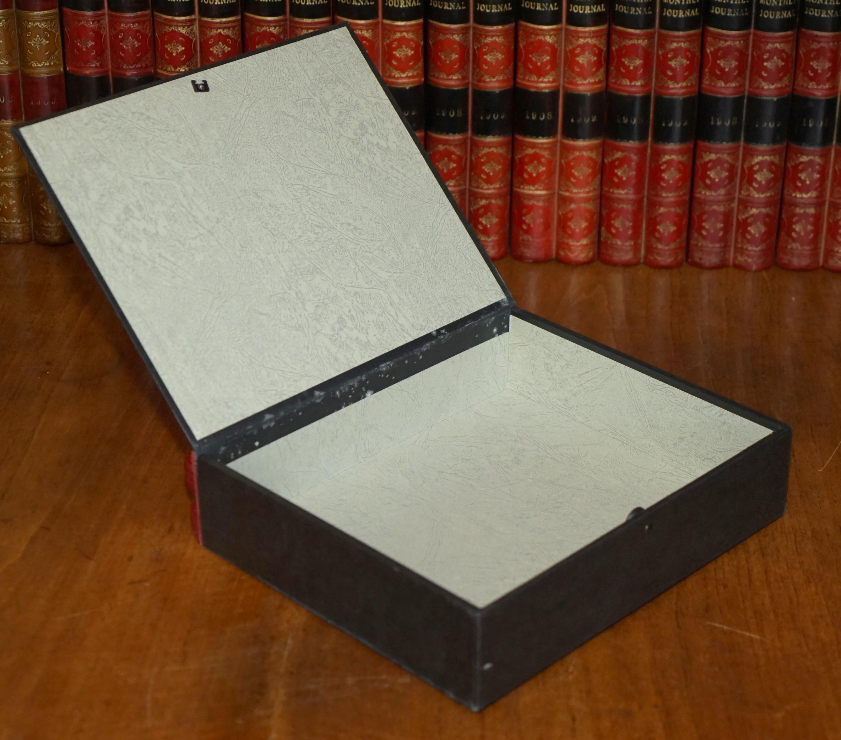 ENORME SELEZIONE DI 37 SCATOLE PORTAFOGLI IN PELLE A4 D'EPOCA CON FRONTI DI LIBRO IN FAUX in vendita 9