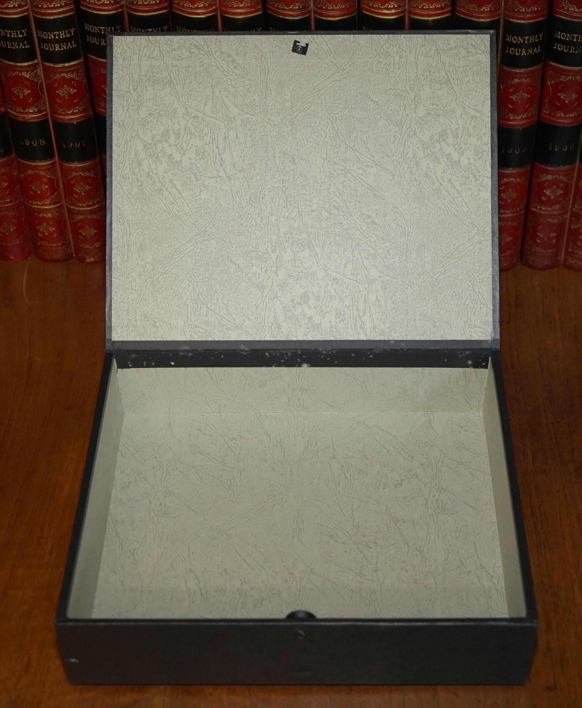 ENORME SELEZIONE DI 37 SCATOLE PORTAFOGLI IN PELLE A4 D'EPOCA CON FRONTI DI LIBRO IN FAUX in vendita 10