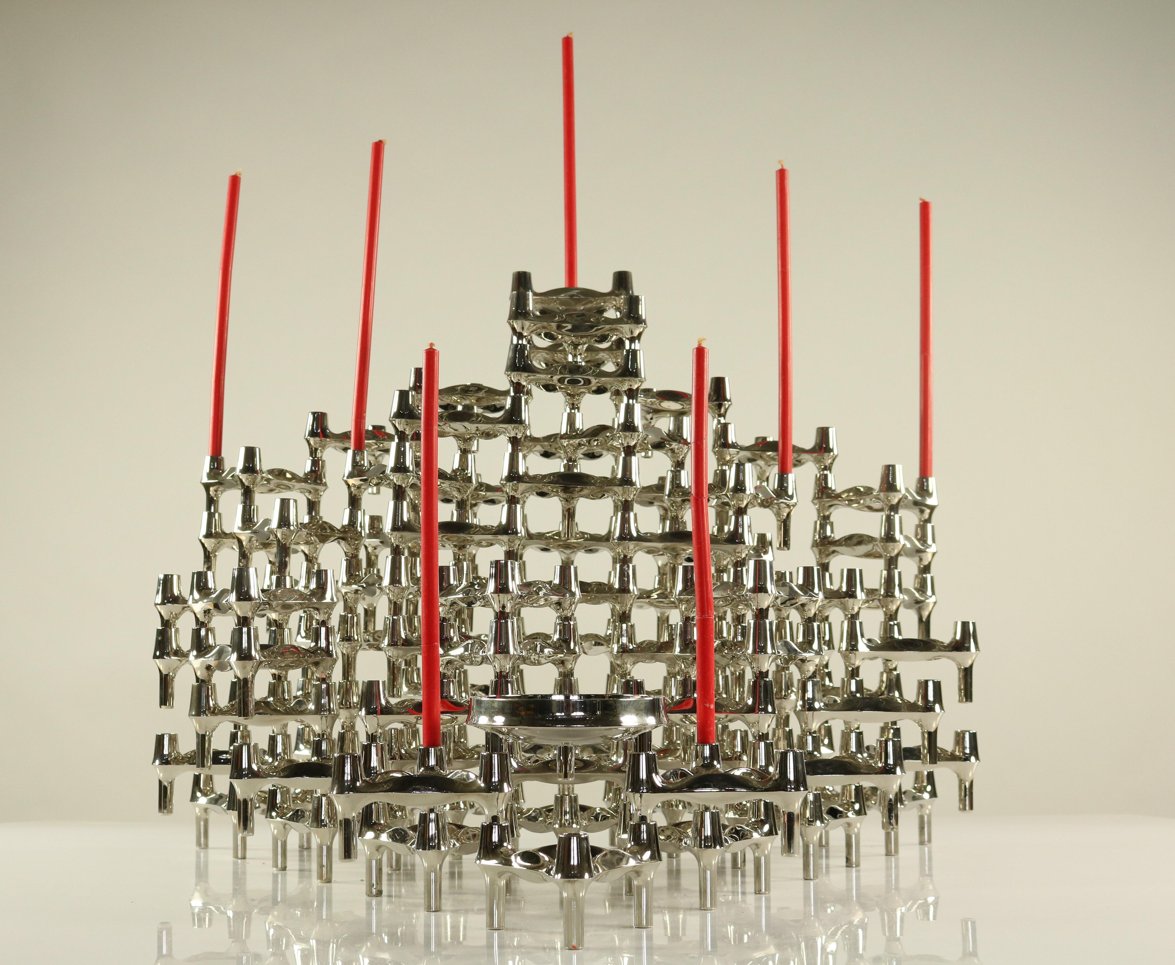 This huge set of 90 high class modular stacking candle holders (plus one bowl), offers you a unlimited variety of table decorations.
They were made of chromed and polished steel by BMF Nagel.
Design Caesar Stoffi and Fritz Nagel 1960s-1970s
The